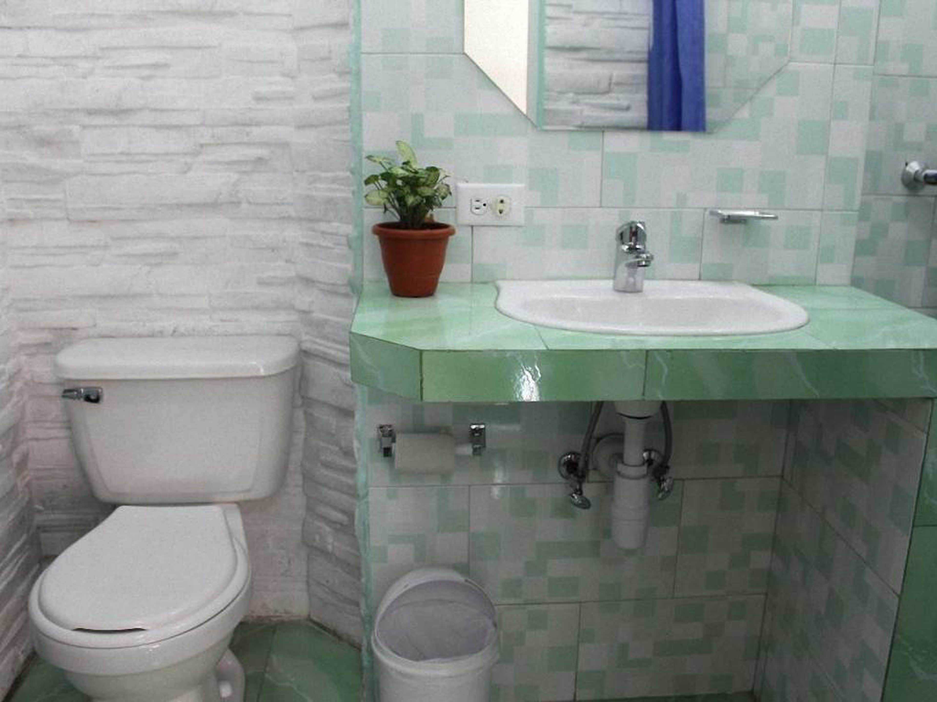 Hostal Villa Toledo, ANASTACIO CARDENAS, No. 356Bathroom's view