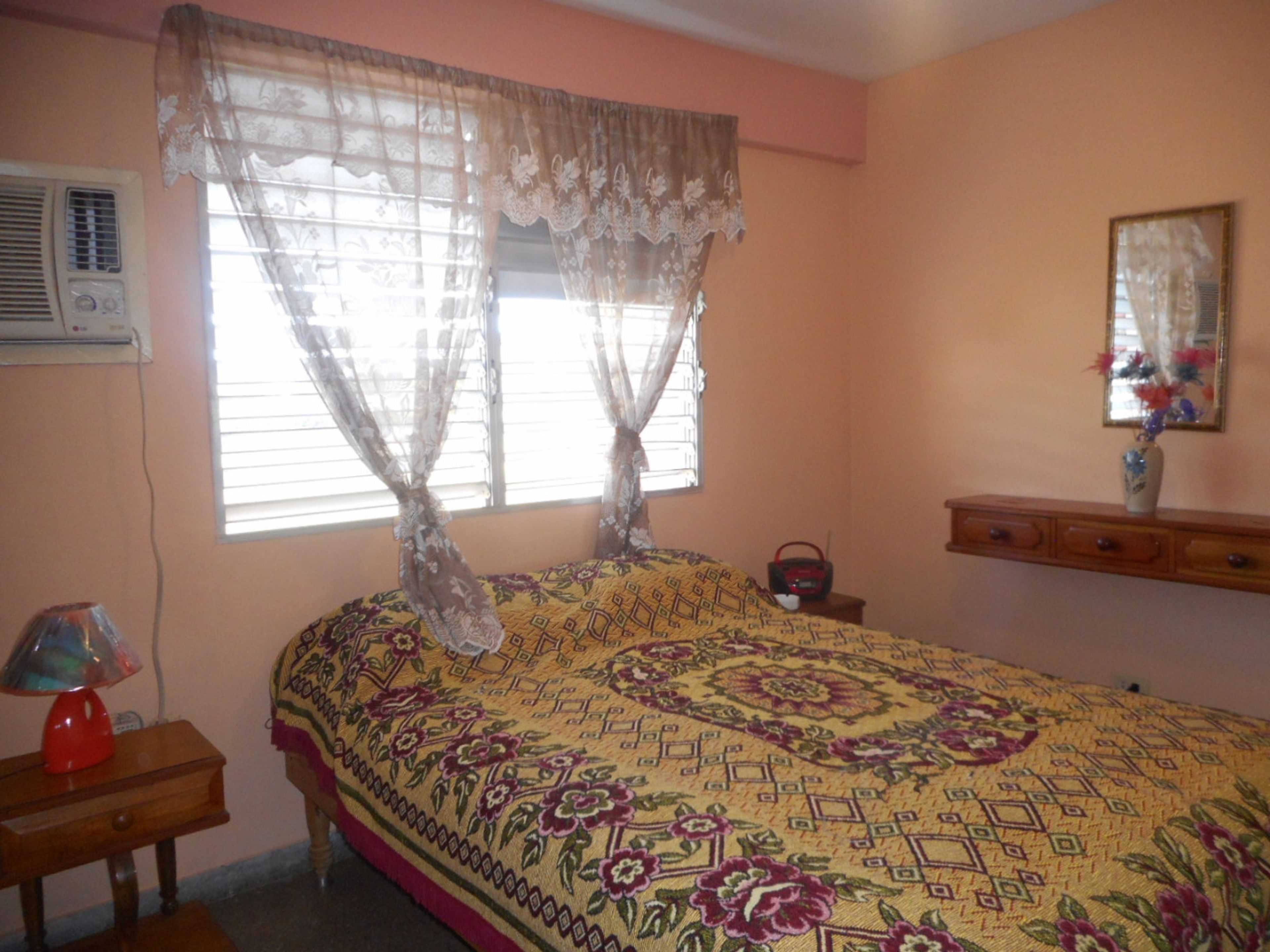 Casa Esperanza, REPARTO CAMILO CIENFUEGOS, Edificio 21, No. 201Standard room 1 with private bathroom