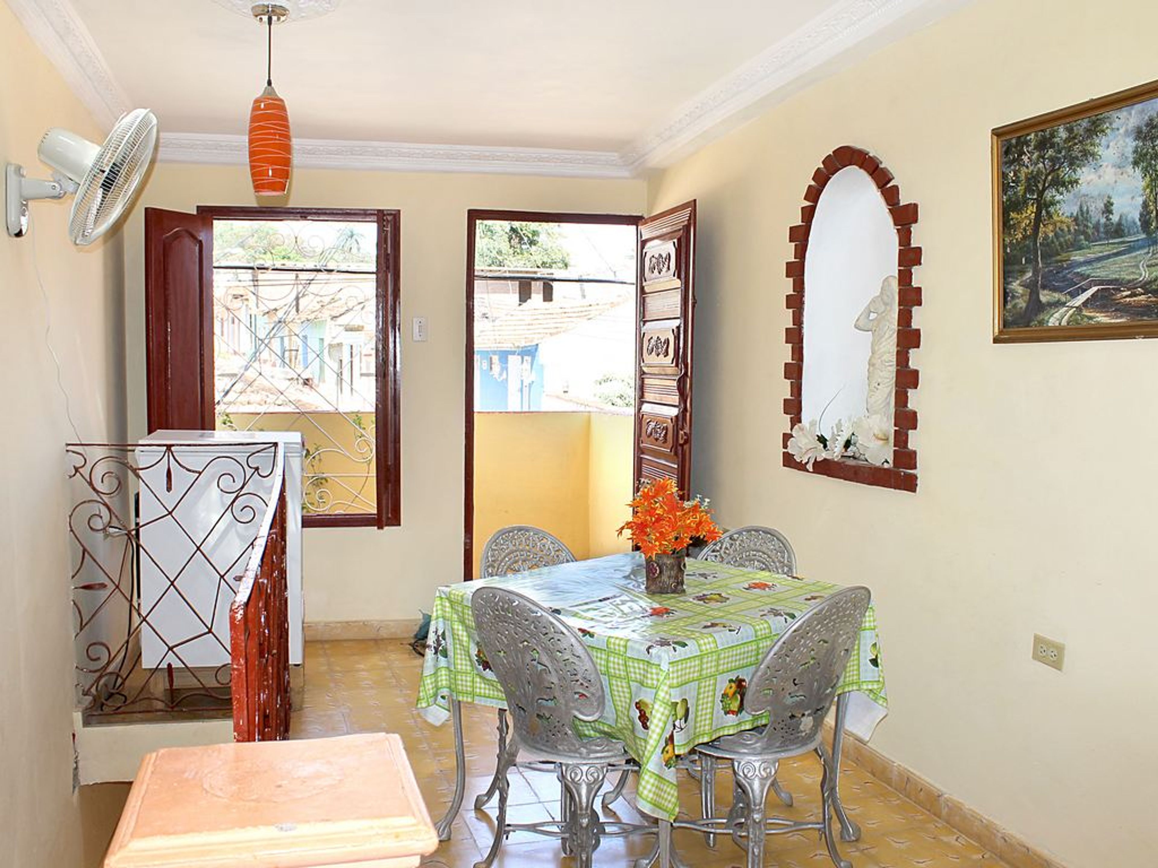 Hostal Familia Tardío, ABEL SANTA MARÍA (Lirio Blanco), No. 311House's living and dinning room