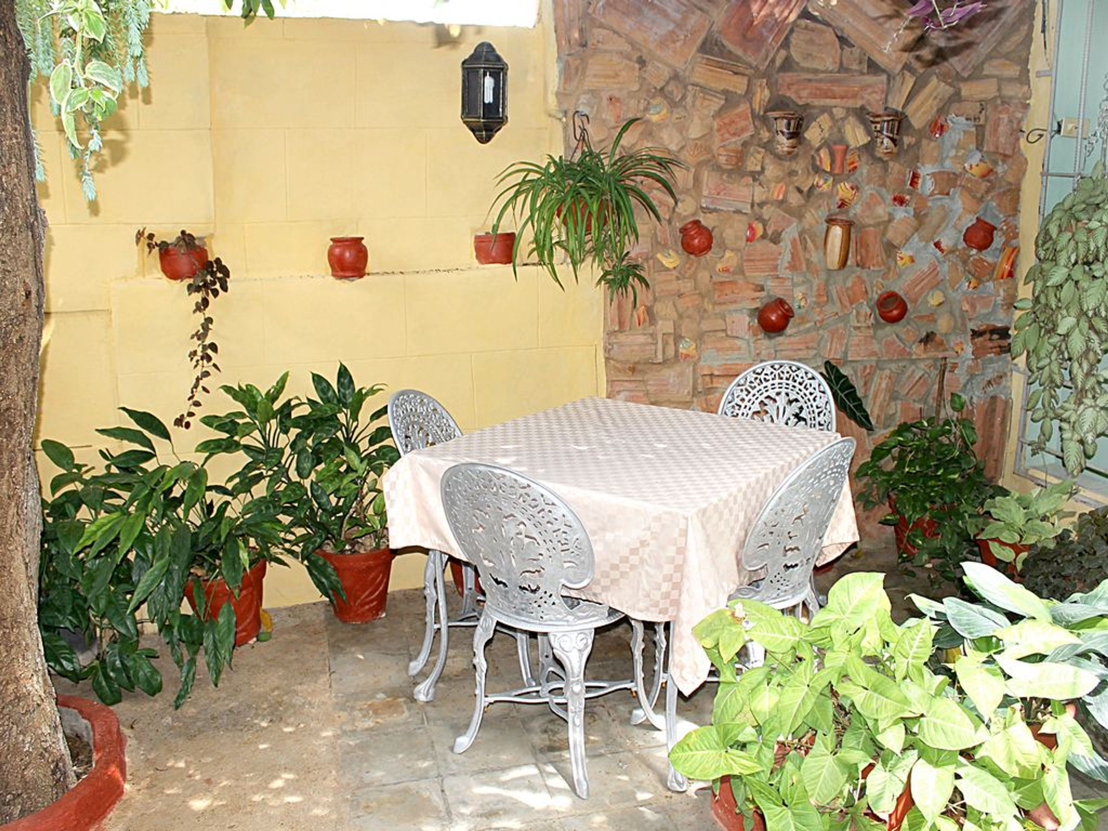 Hostal Betty & Wilber, CLEMENTE PEREIRA (Cruz Verde), No. 93-AHouse's patio view