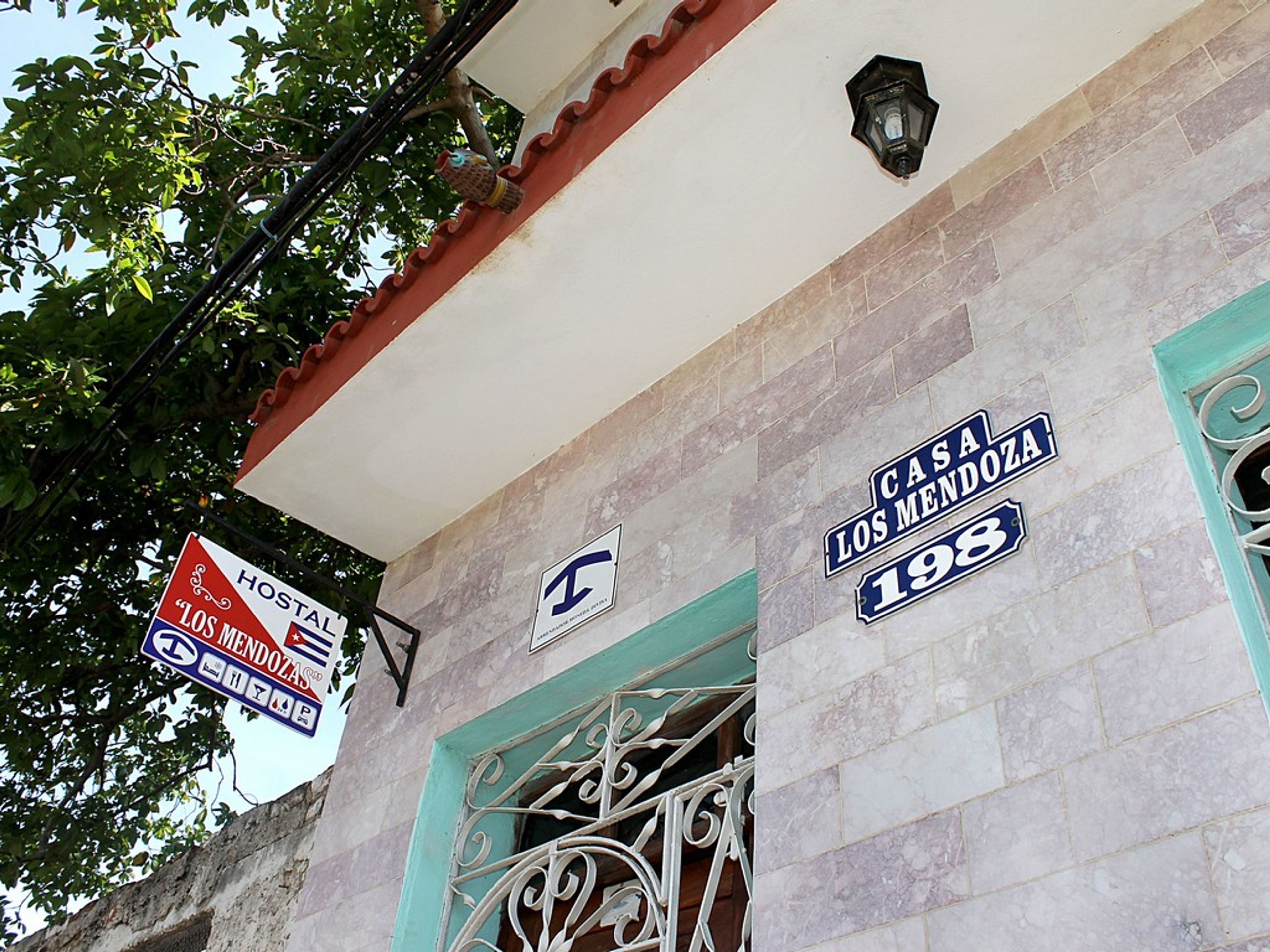 Hostal Los Mendoza, CHANZONETA (Fausto Peayo), No. 198 - Entrace´s details