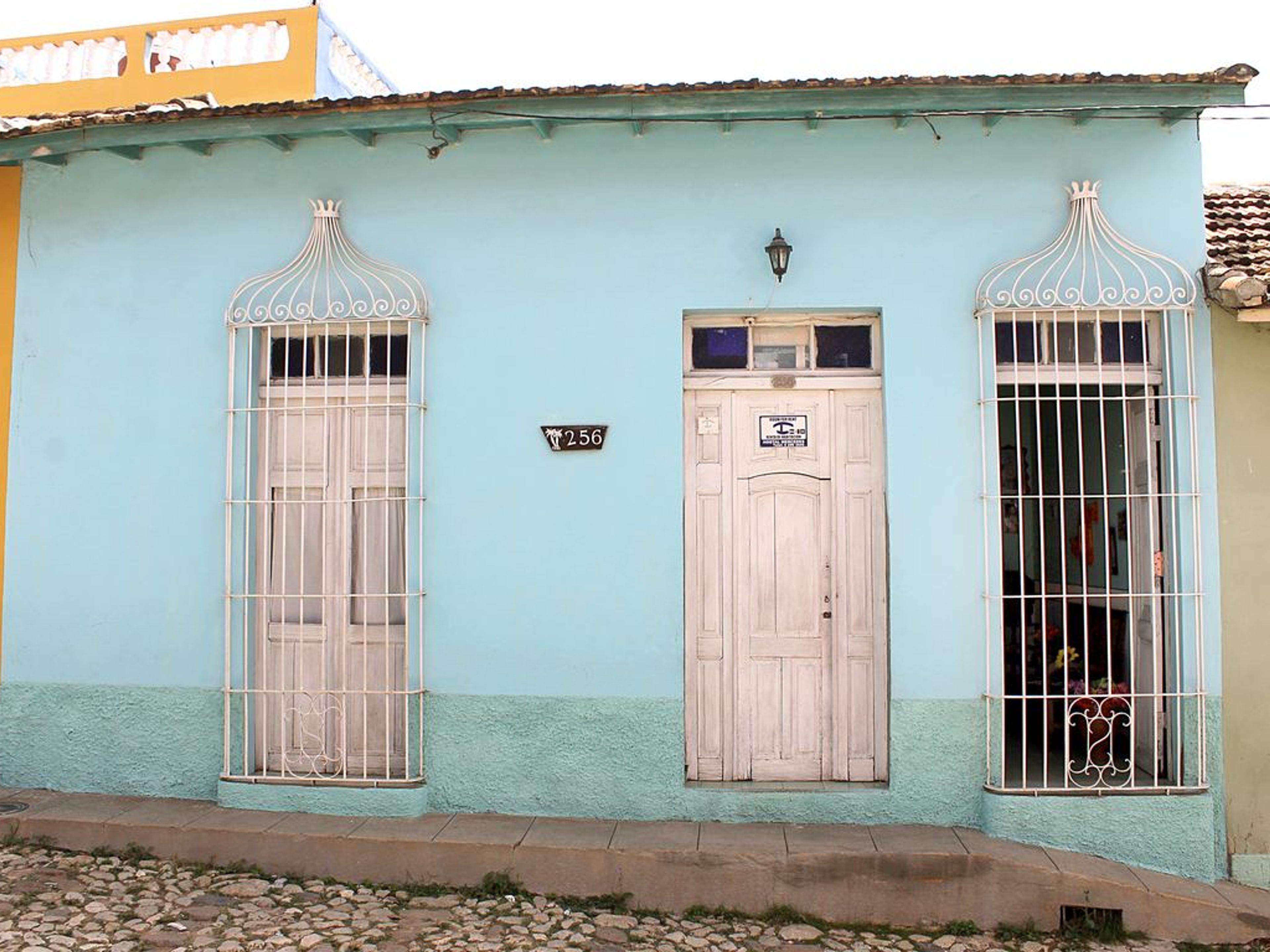 Hostal Mercedes, ABEL SANTAMARÍA (Lirio Blanco), No.256