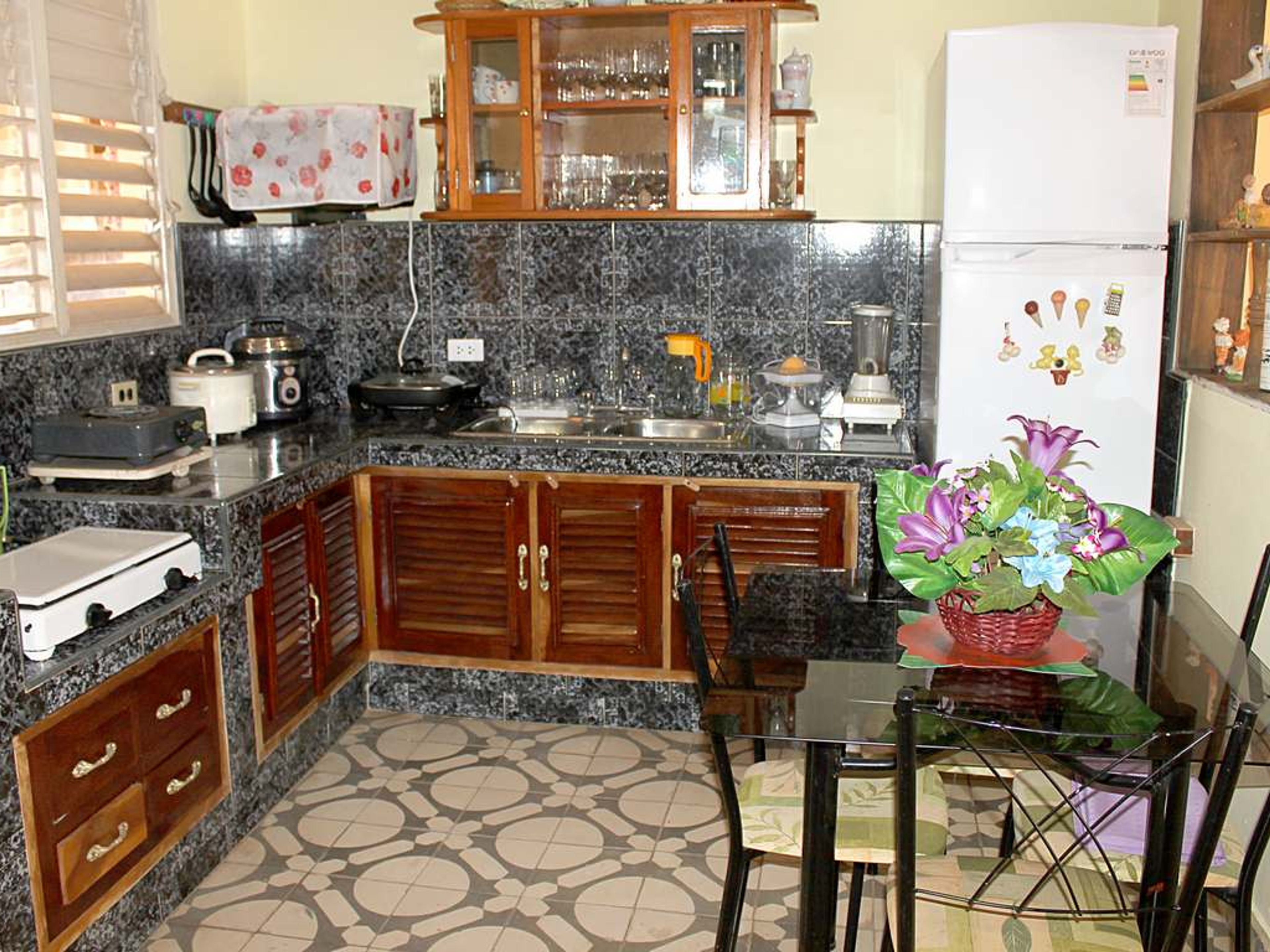 Hostal Sra. Maylan, DESENGAÑO (Simón Bolívar) No. 117-AHouse's kitchen and dining room