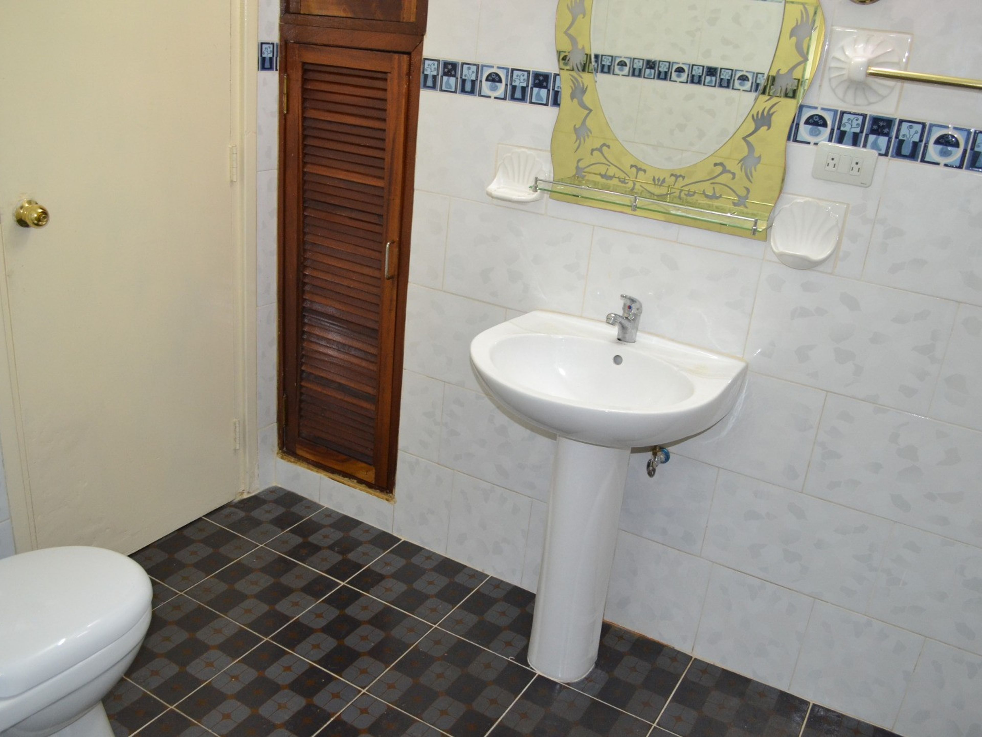Vedado Centro Apartment, CALLE 15, No. 152Bathroom's view