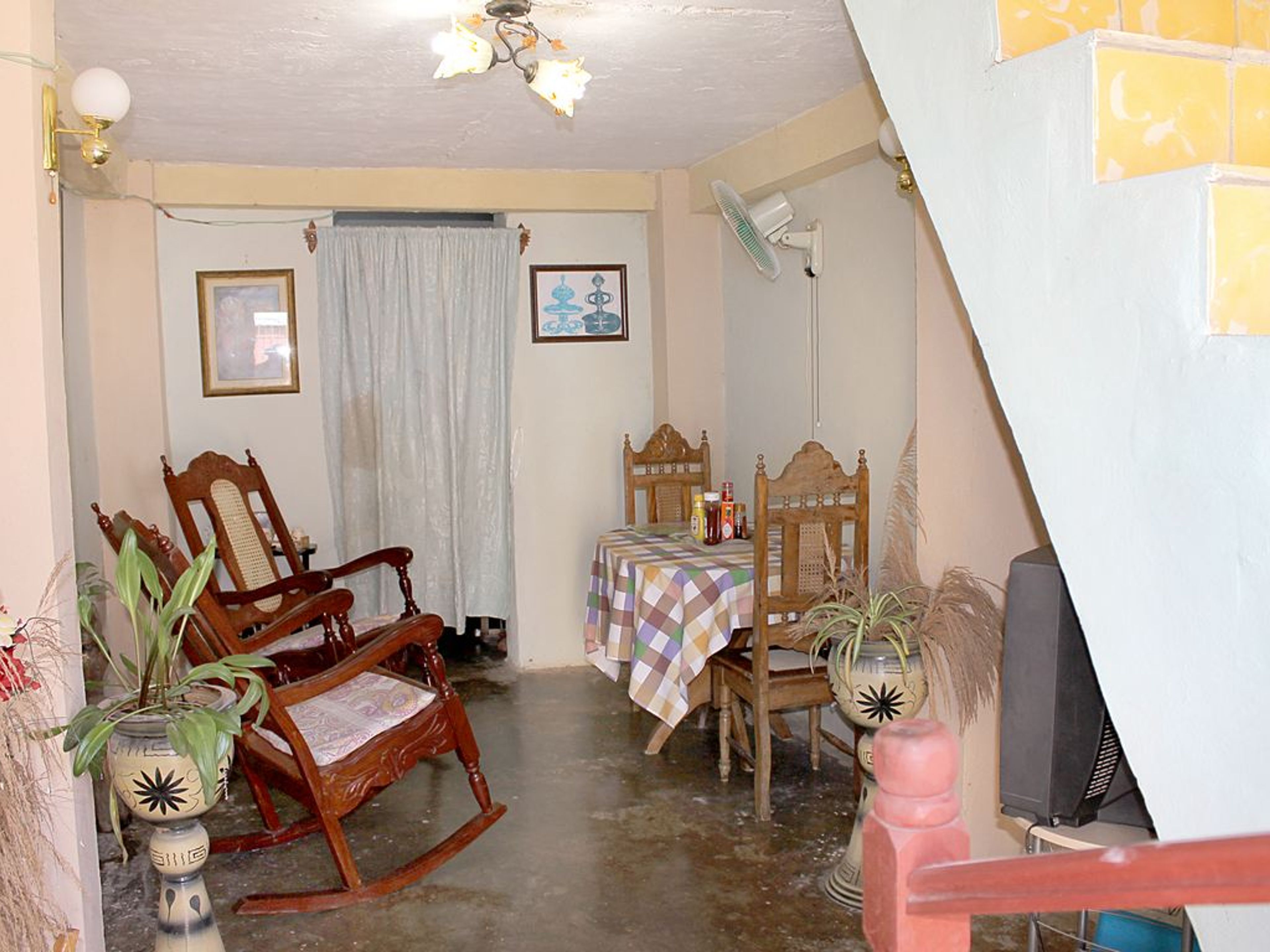 Hostal Los Animadores, ABEL SANTAMARÍA (Lirio Blanco), No.372House's living and dinning room