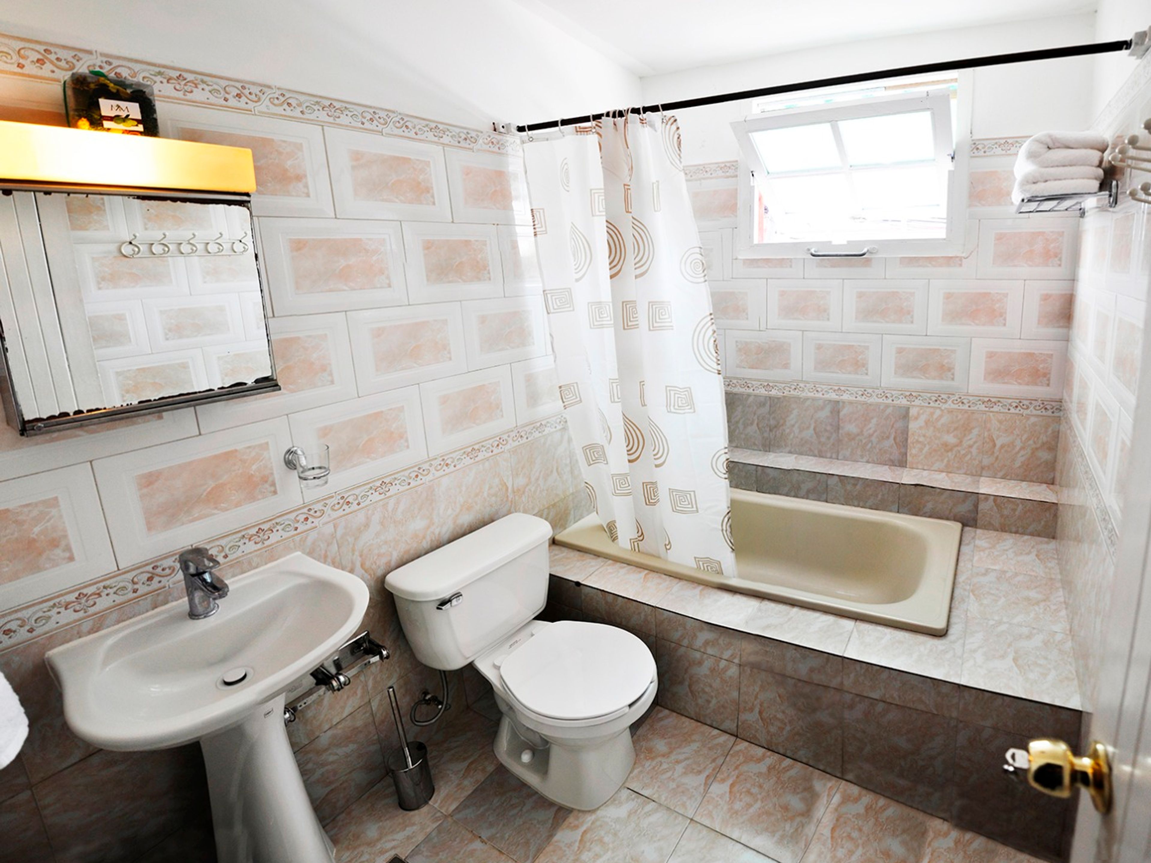 Hostal Casa de Palo, CALLE D, No. 502Bathroom's 1 view