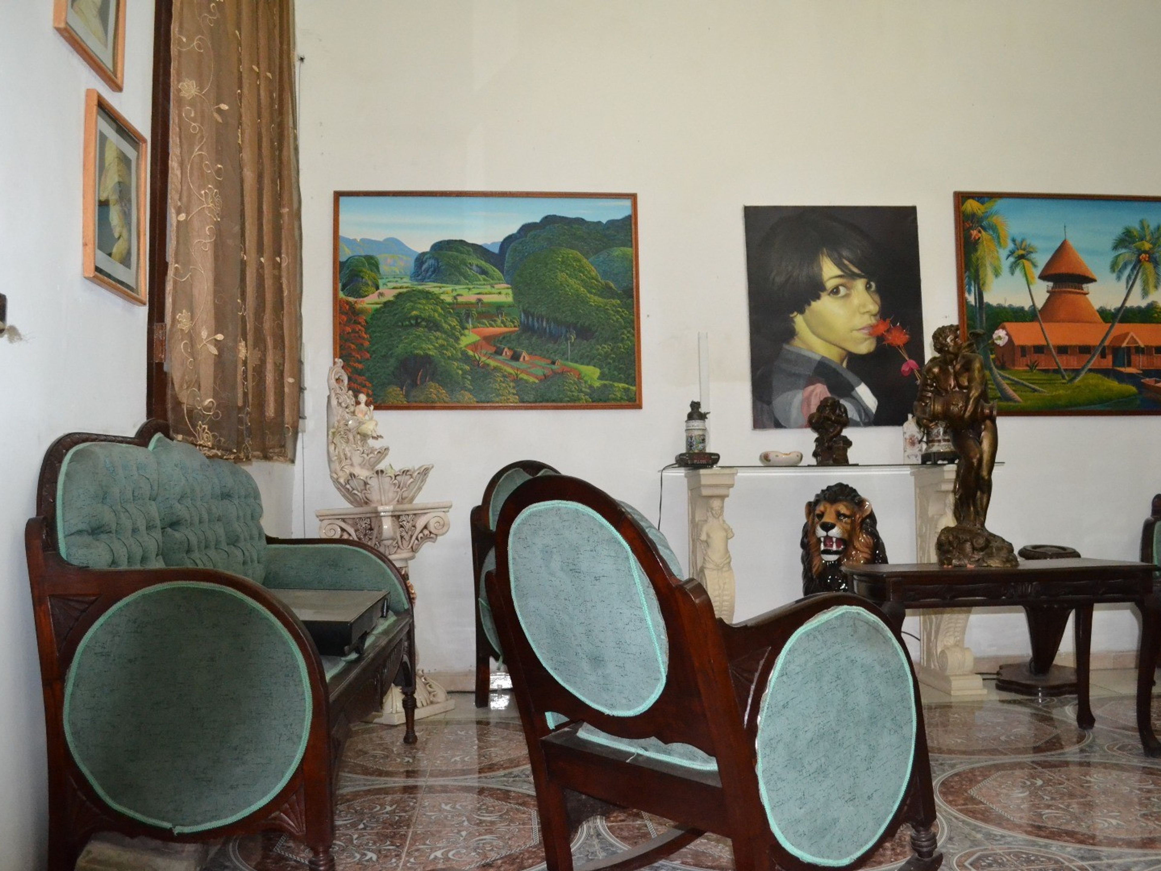 Casa Rini y Sobrino, LAMPARILLA, No. 259House's living room