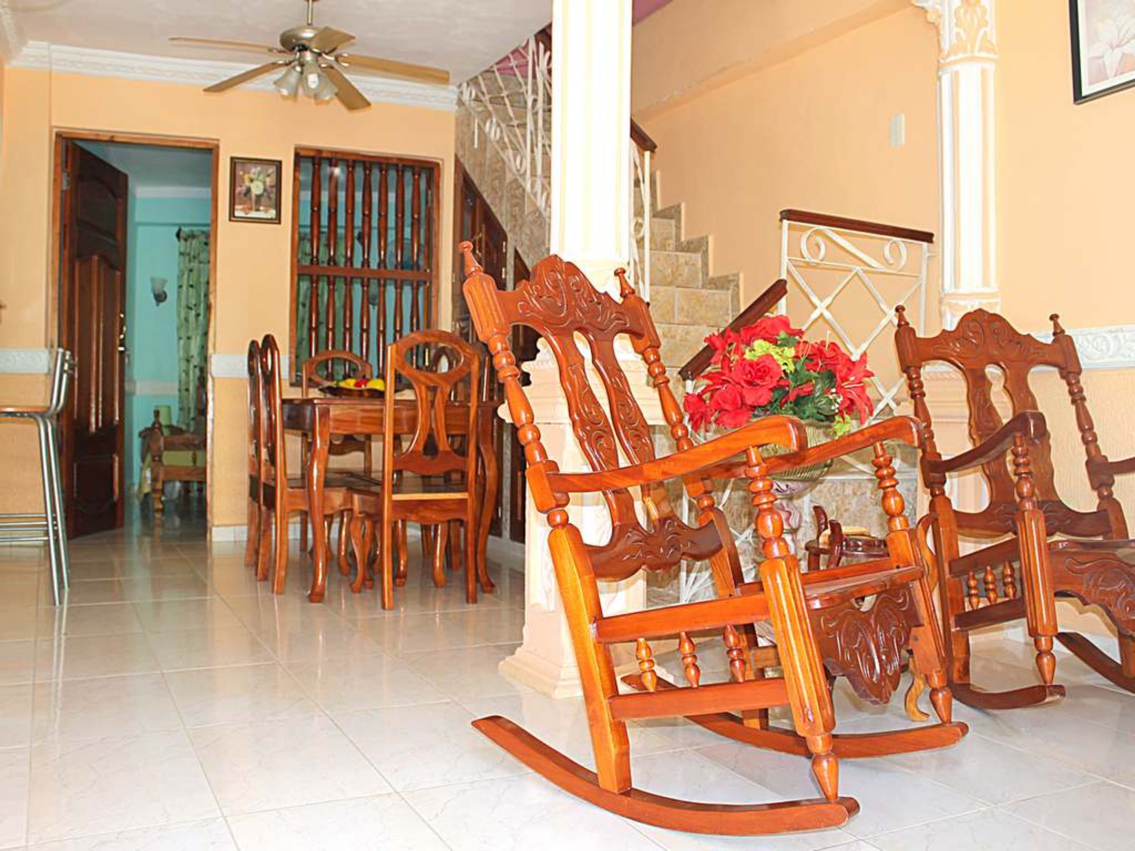 Hostal Doña Isabela, GUTIÉRREZ (Antonio Maceo) No. 558House's living and dinning room