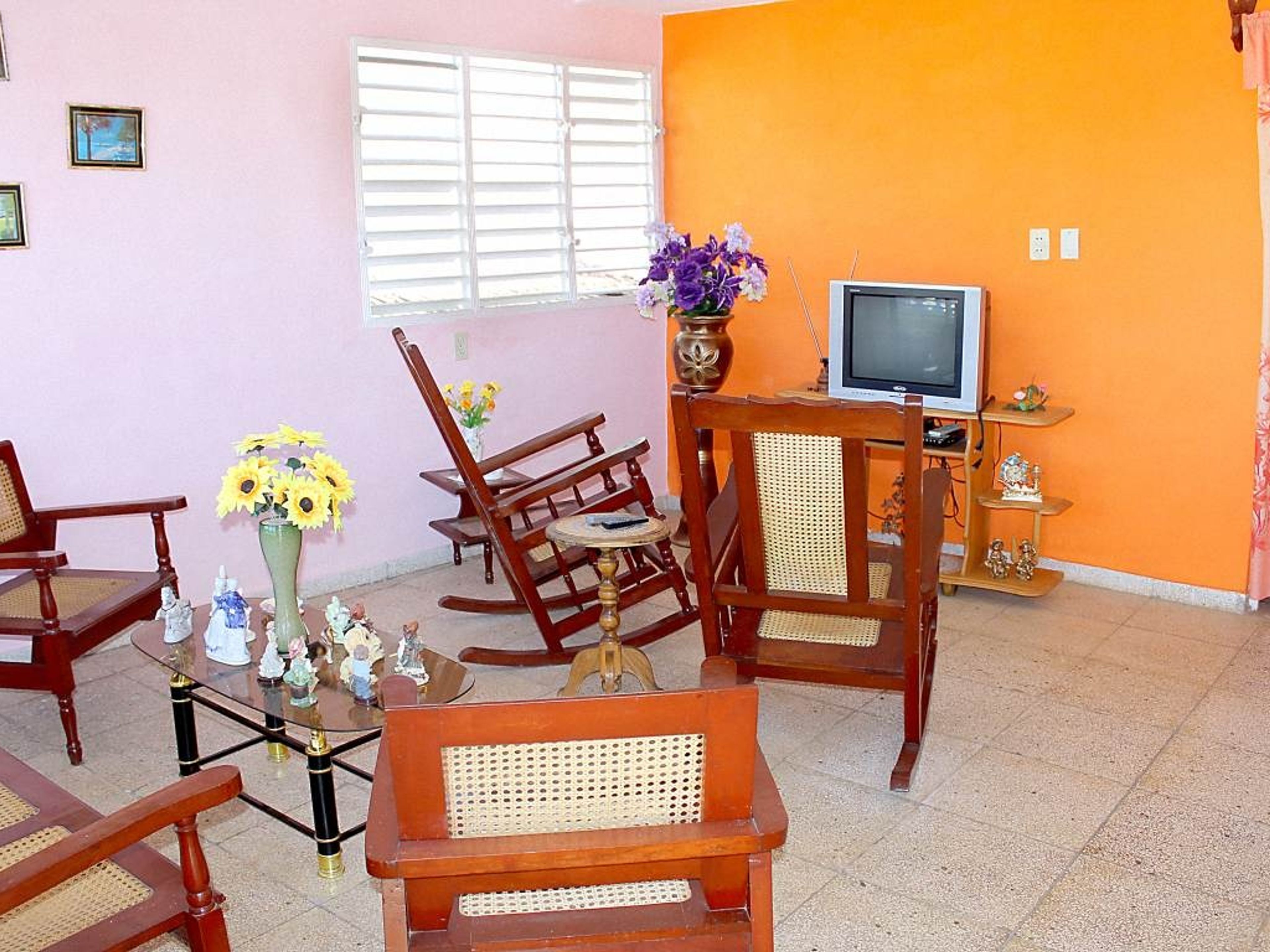 Hostal El Bonzay, CHANZONETA (Fausto Pelayo), No. 194-AHouse's living room