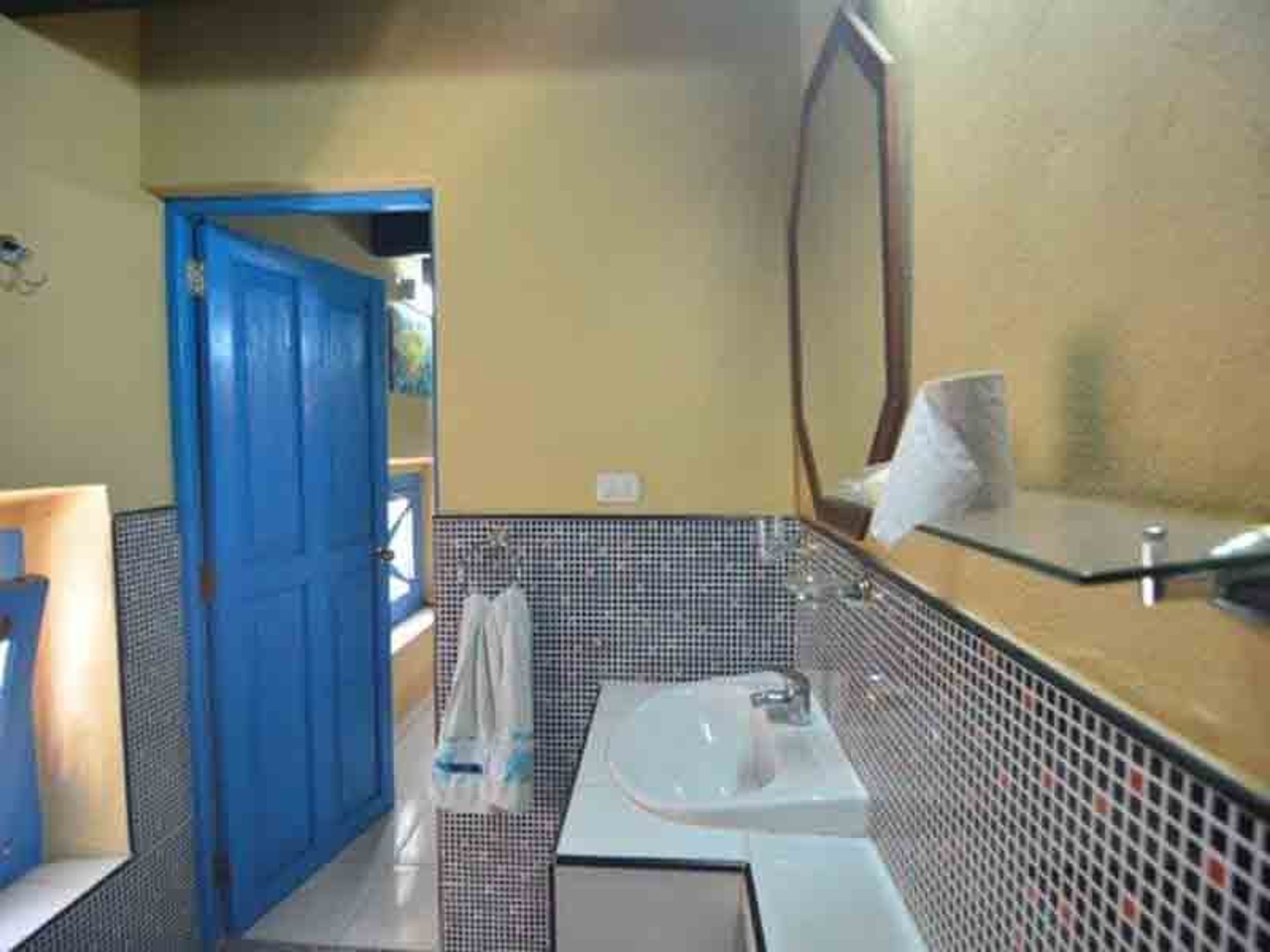 Hostal Trocadero 111, Casa Colonial de Cuba - Bathroom view