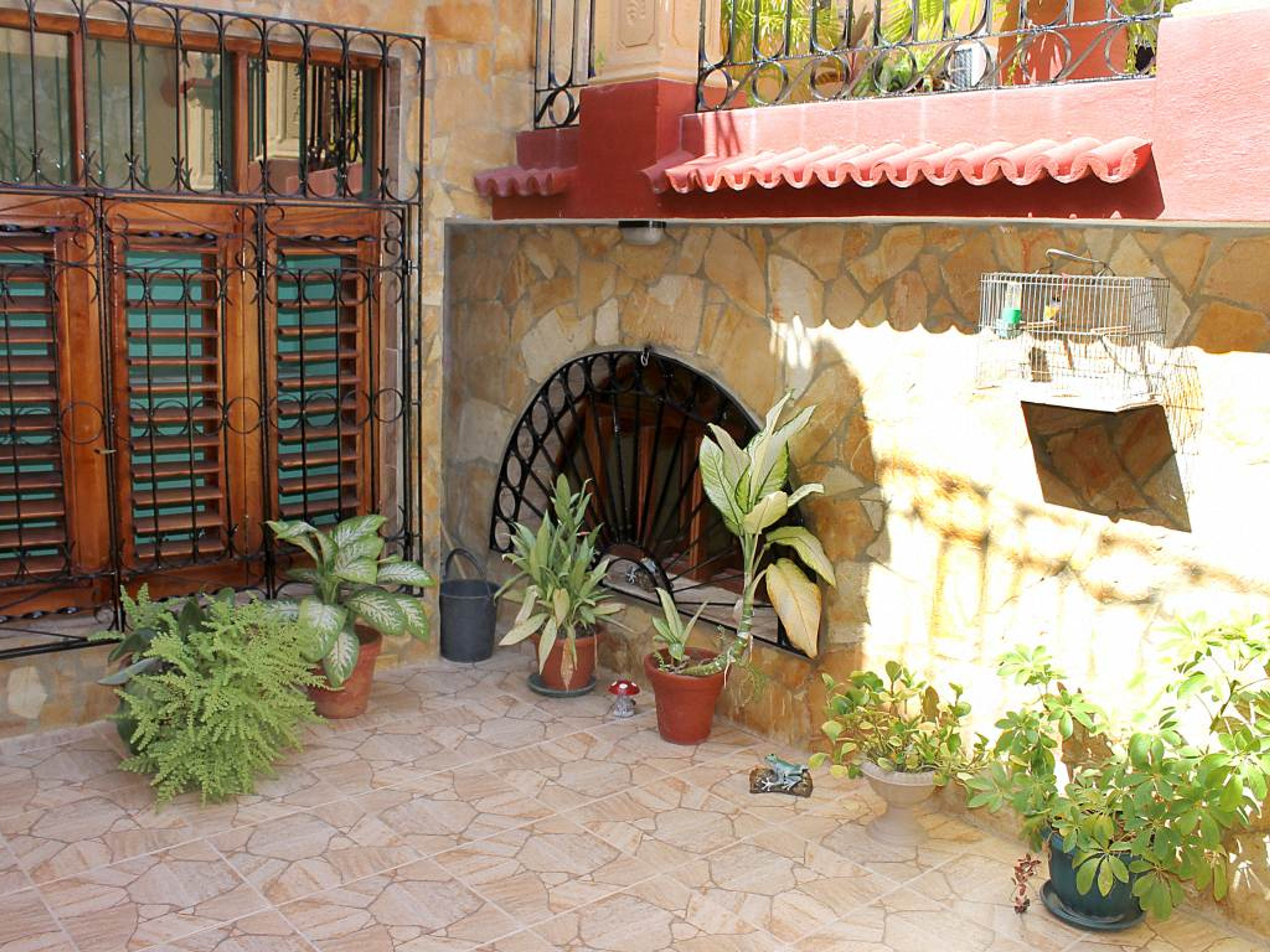 Hostal El Ático, GUTIÉRREZ (Antonio Maceo), No. 556House's inside patio view