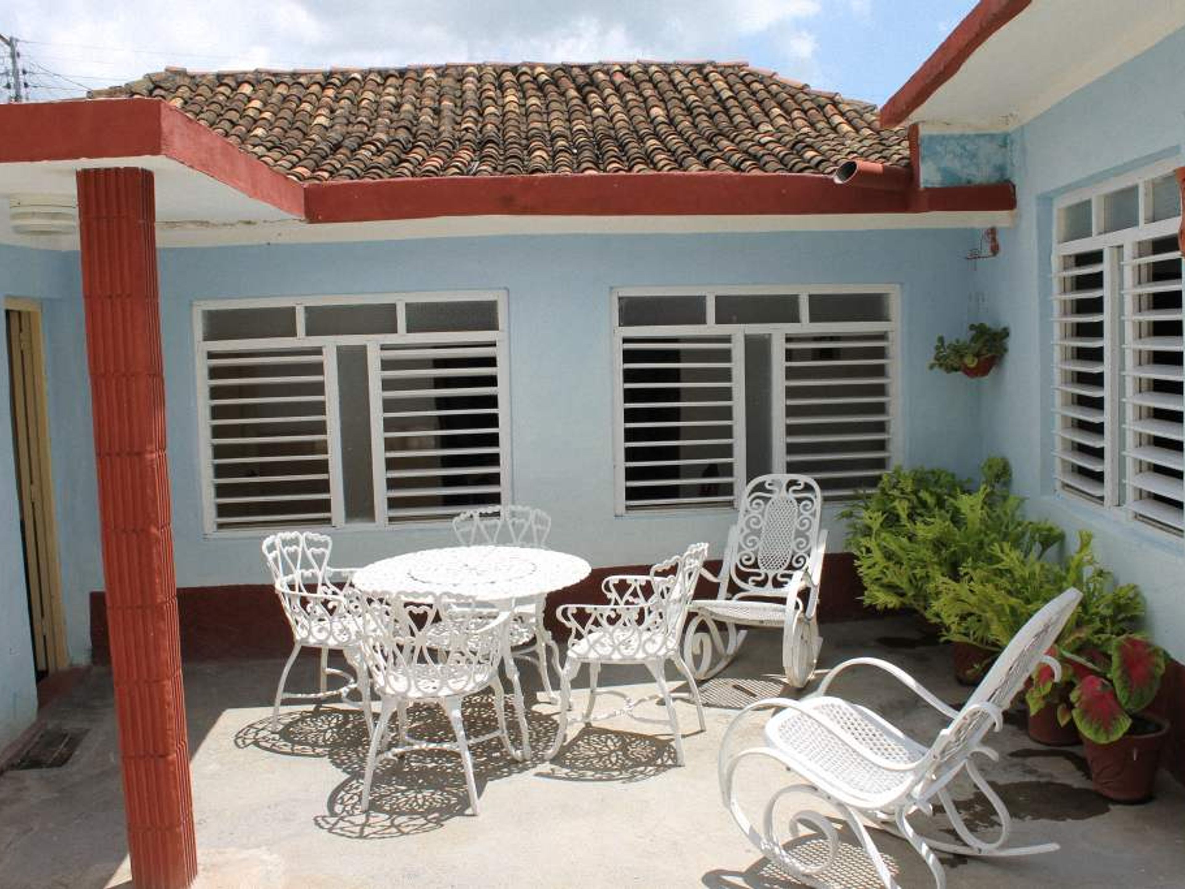 Hostal Riselda, FRANCISCO J. ZERQUERA (Rosario), No. 261Inside patio view