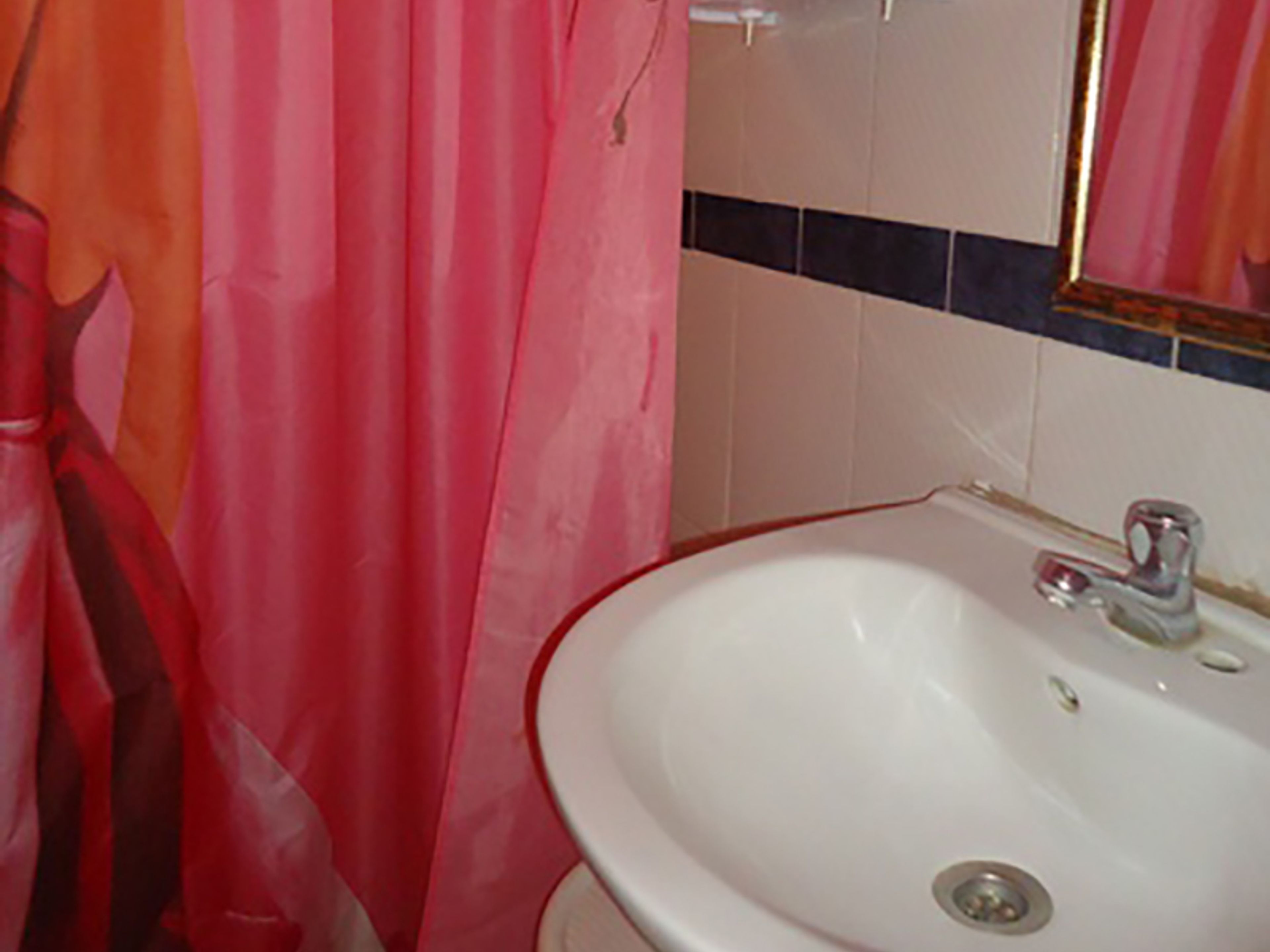 Hostal Lozano´s, MIGUEL CALZADA (Borrell), No.64Bathroom's view