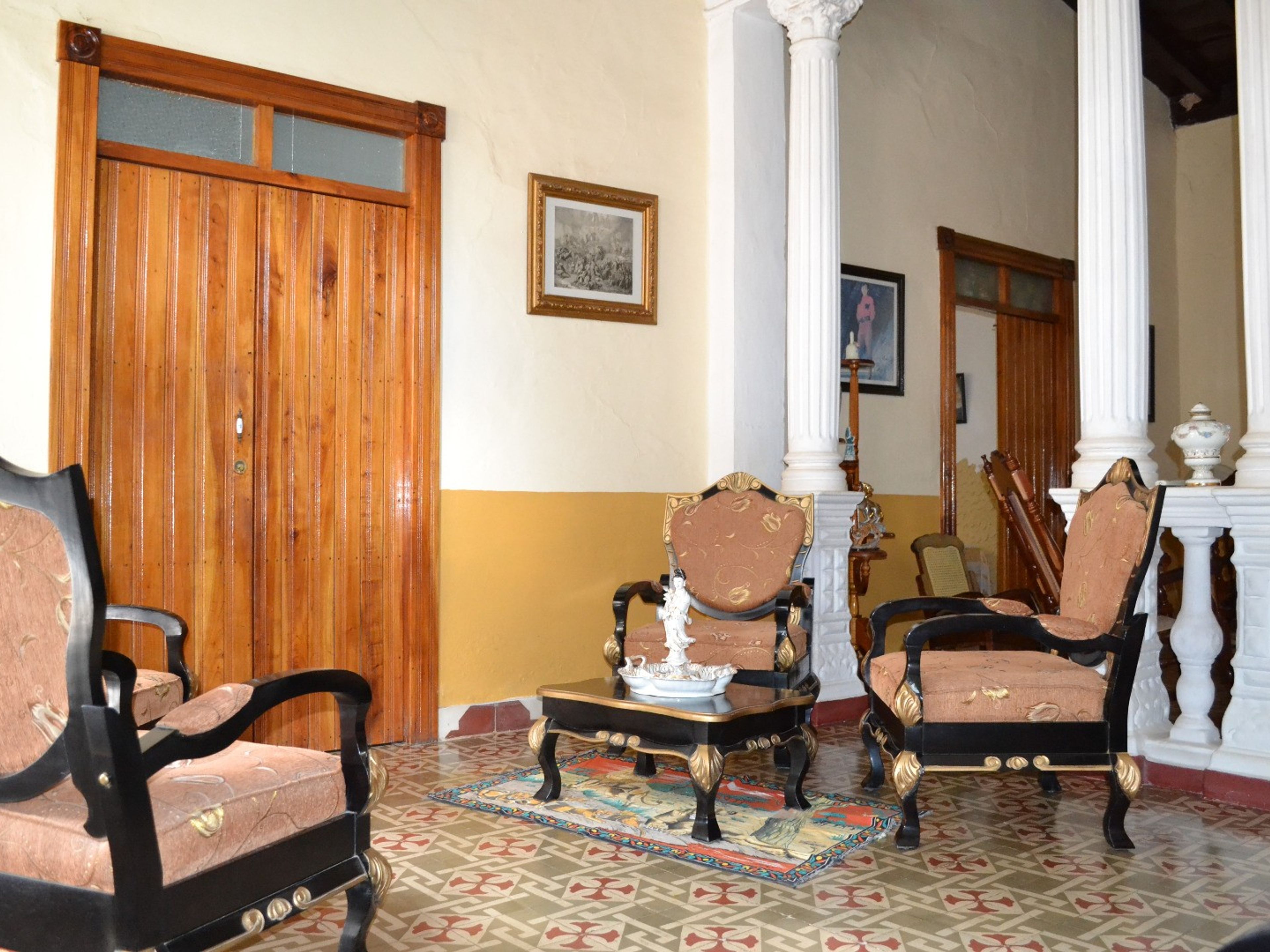 Casa Juan Carlos Orbea y La China, FRANCISCO PETERSSEN (Cocó o Chinchiquirá), No. 183House's living room