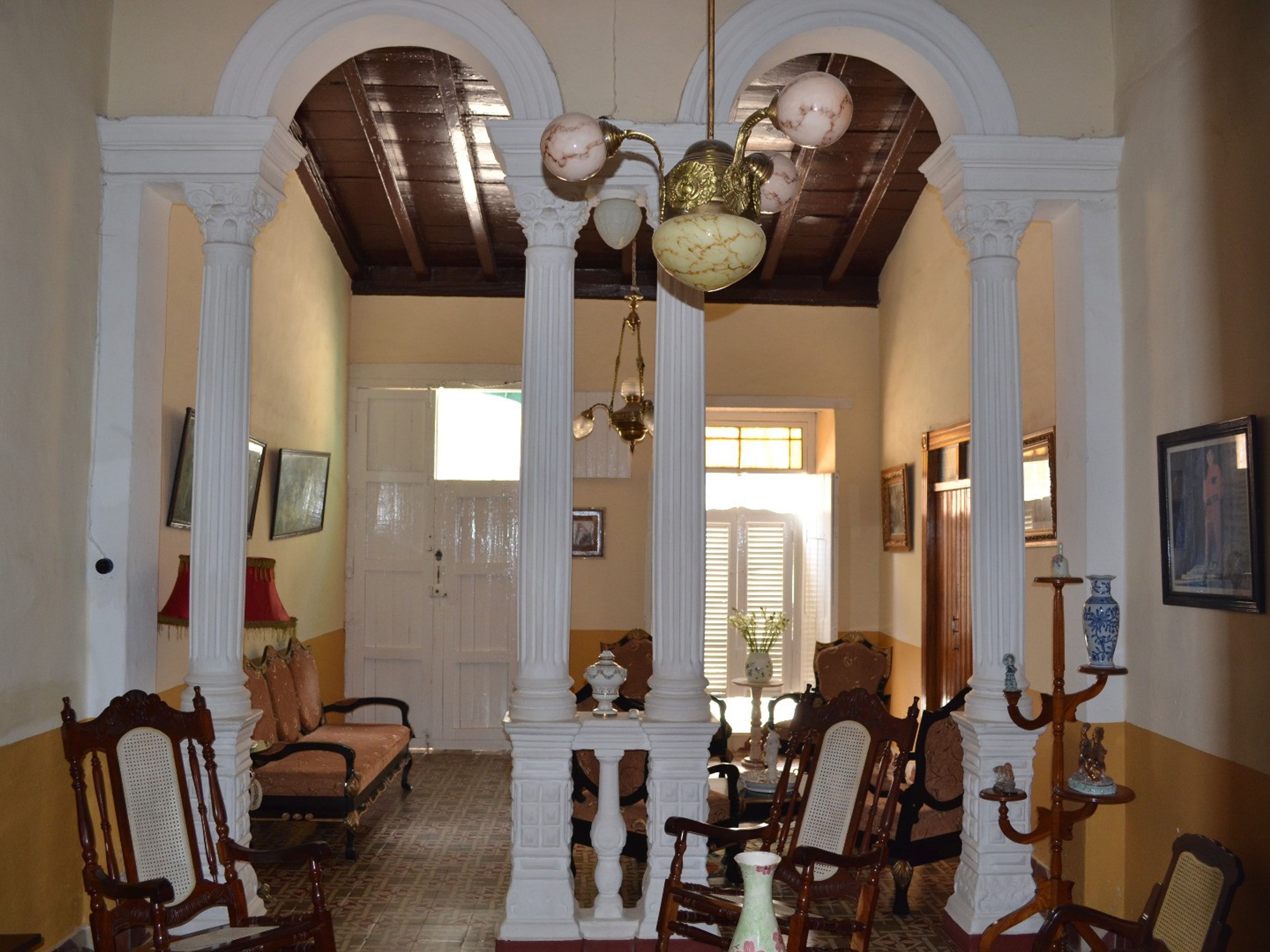 Casa Juan Carlos Orbea y La China, FRANCISCO PETERSSEN (Cocó o Chinchiquirá), No. 183House's living room