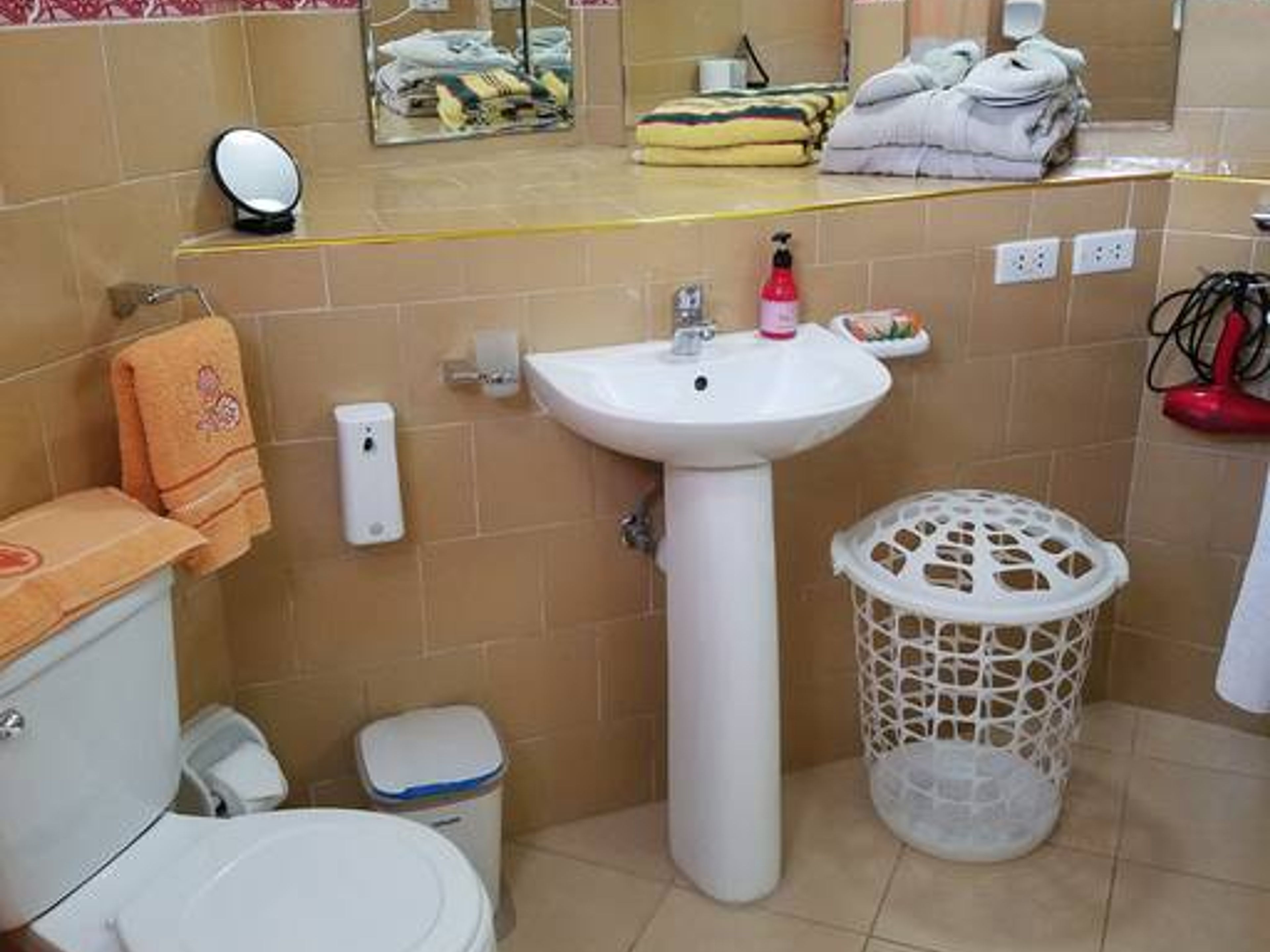 Apartment Blue, 2 Bedrooms, Comfortable/Central, VEDADO - Apartment's bathroom view