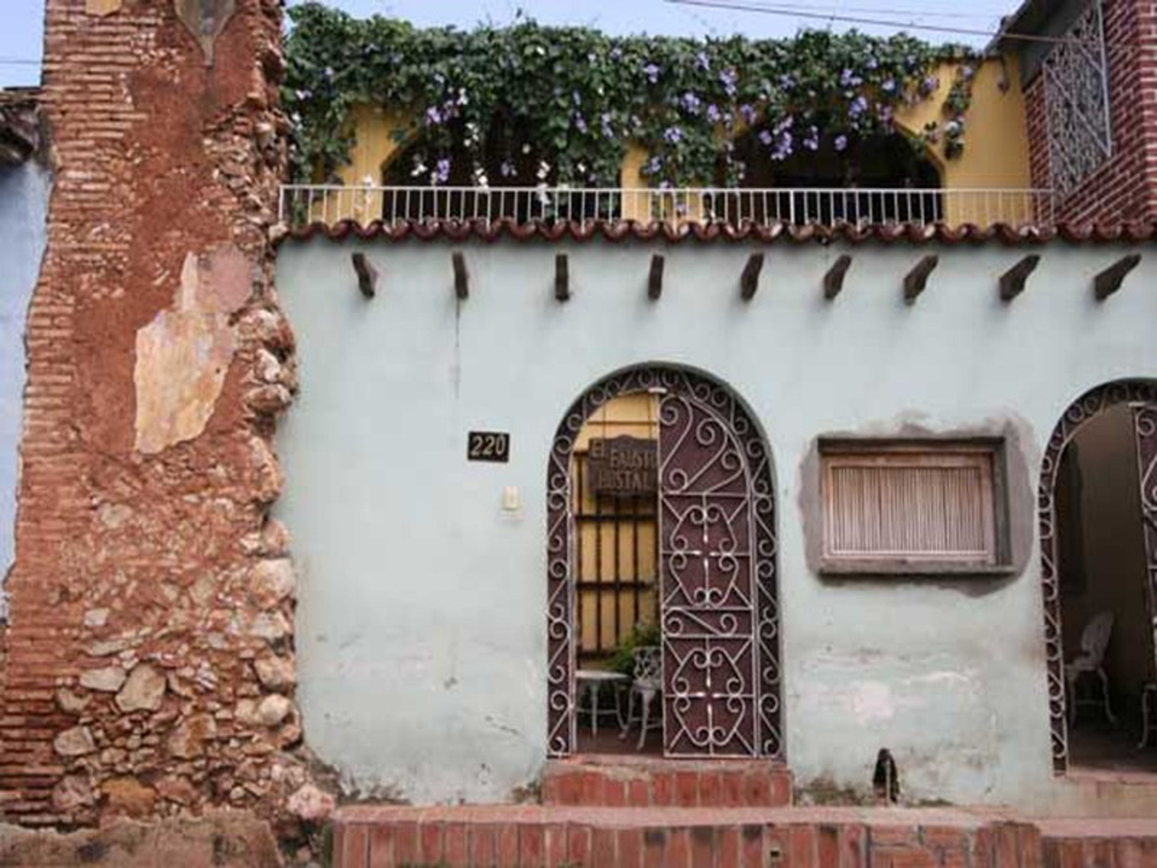 Hostal El Fausto, SIMÓN BOLIVAR (Desengaño), No. 220