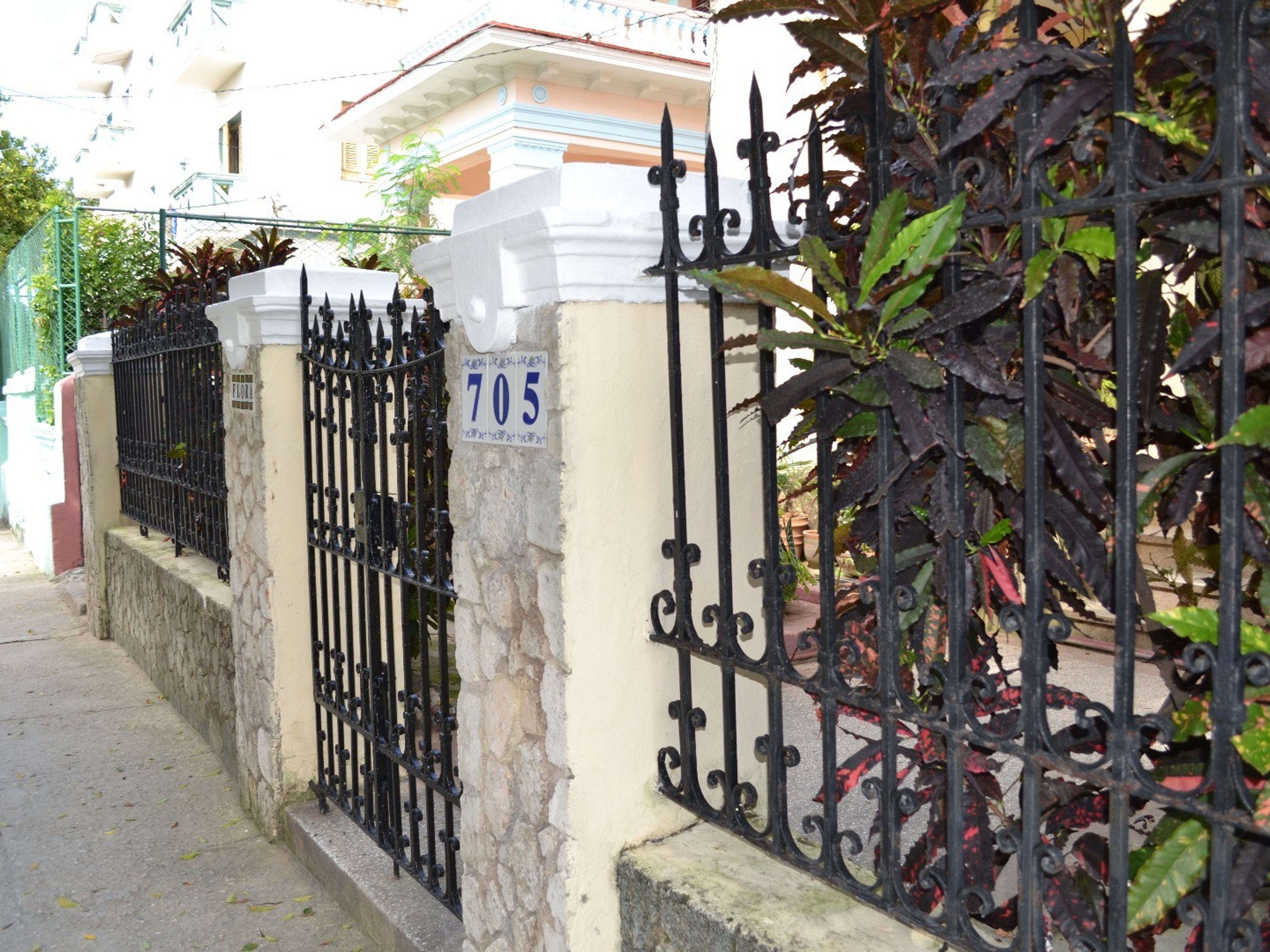 Дом de la Dra. Flora Roca, CALLE B, No. 705House details