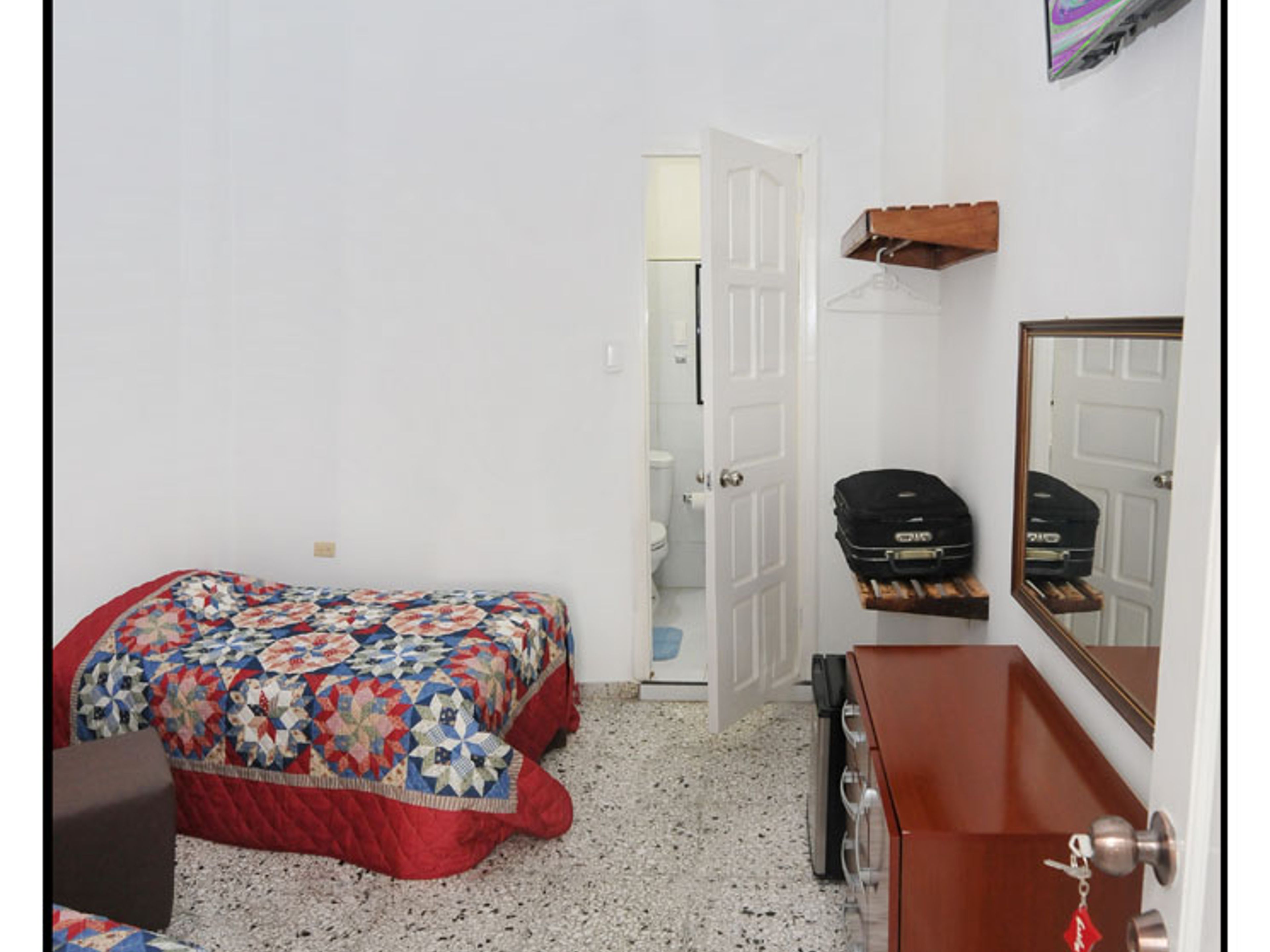 Comfort Suarez, DESAGUE, No. 124 - Room´s details