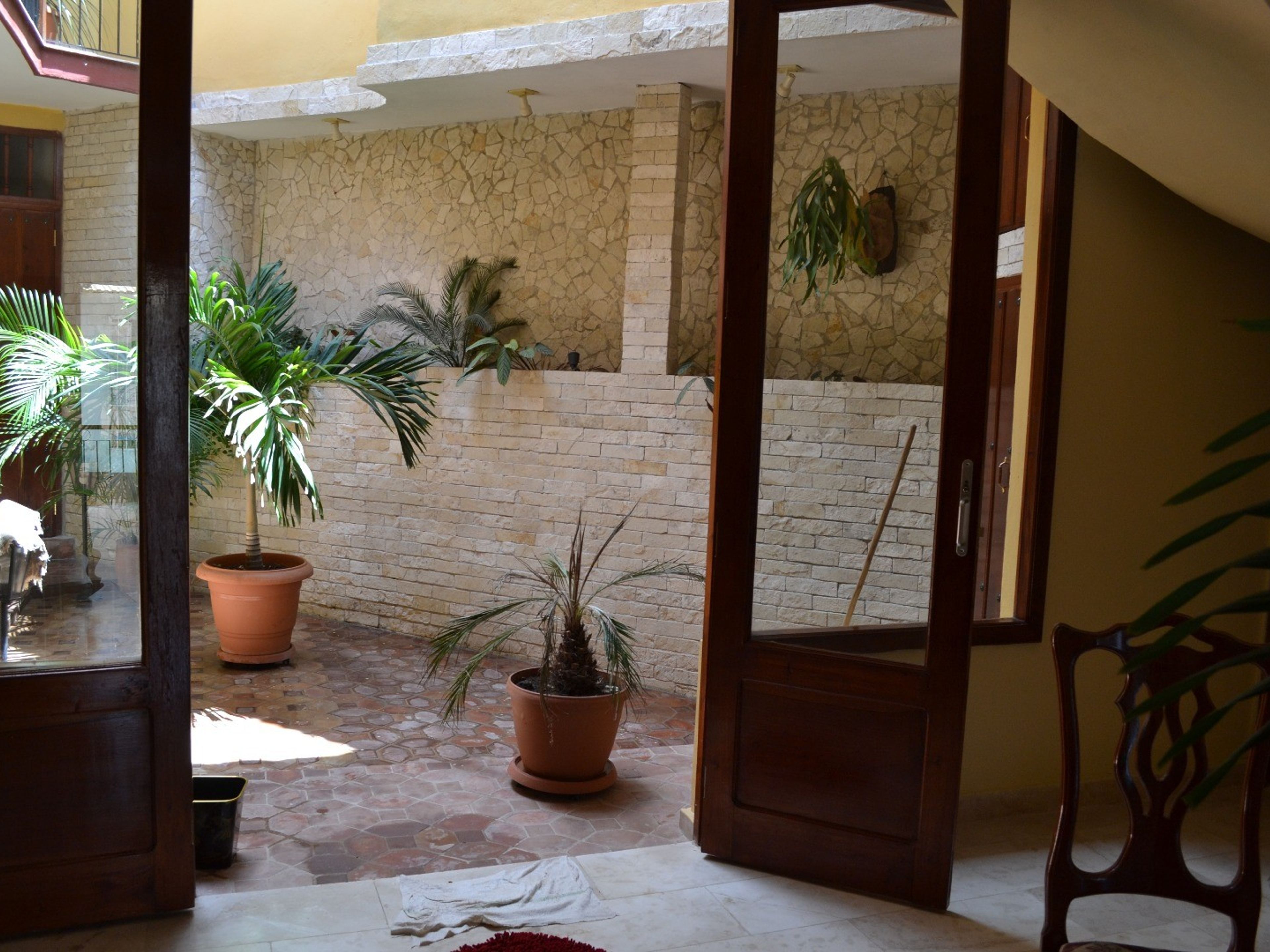 Дом Vivian y Pablo II, ERNESTO VALDÉS MUÑOZ (Media Luna), NO. 50 - Inside patio view