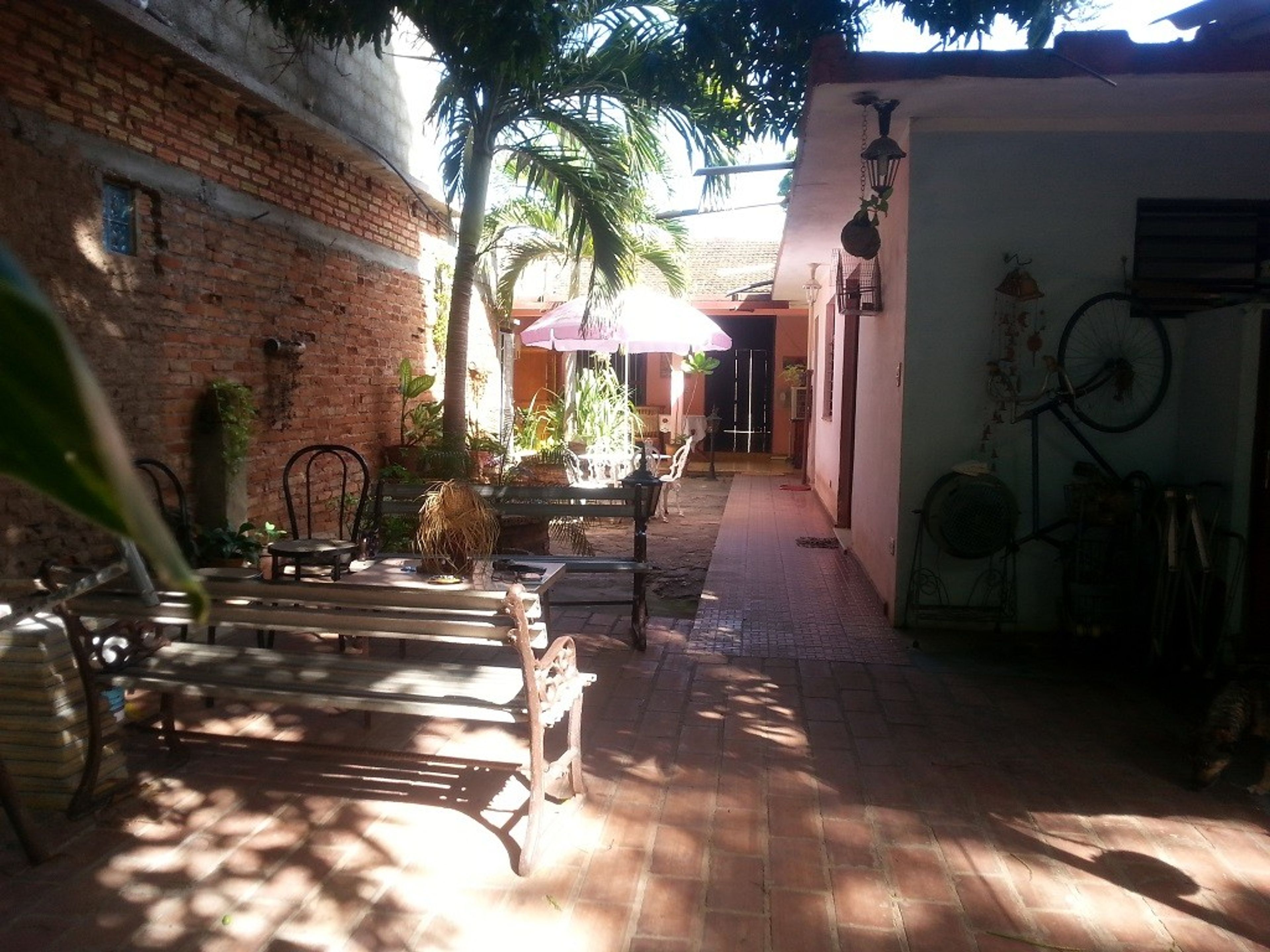 Hostal La Sensación, FRANK PÁIS, No. 179House's inside patio view