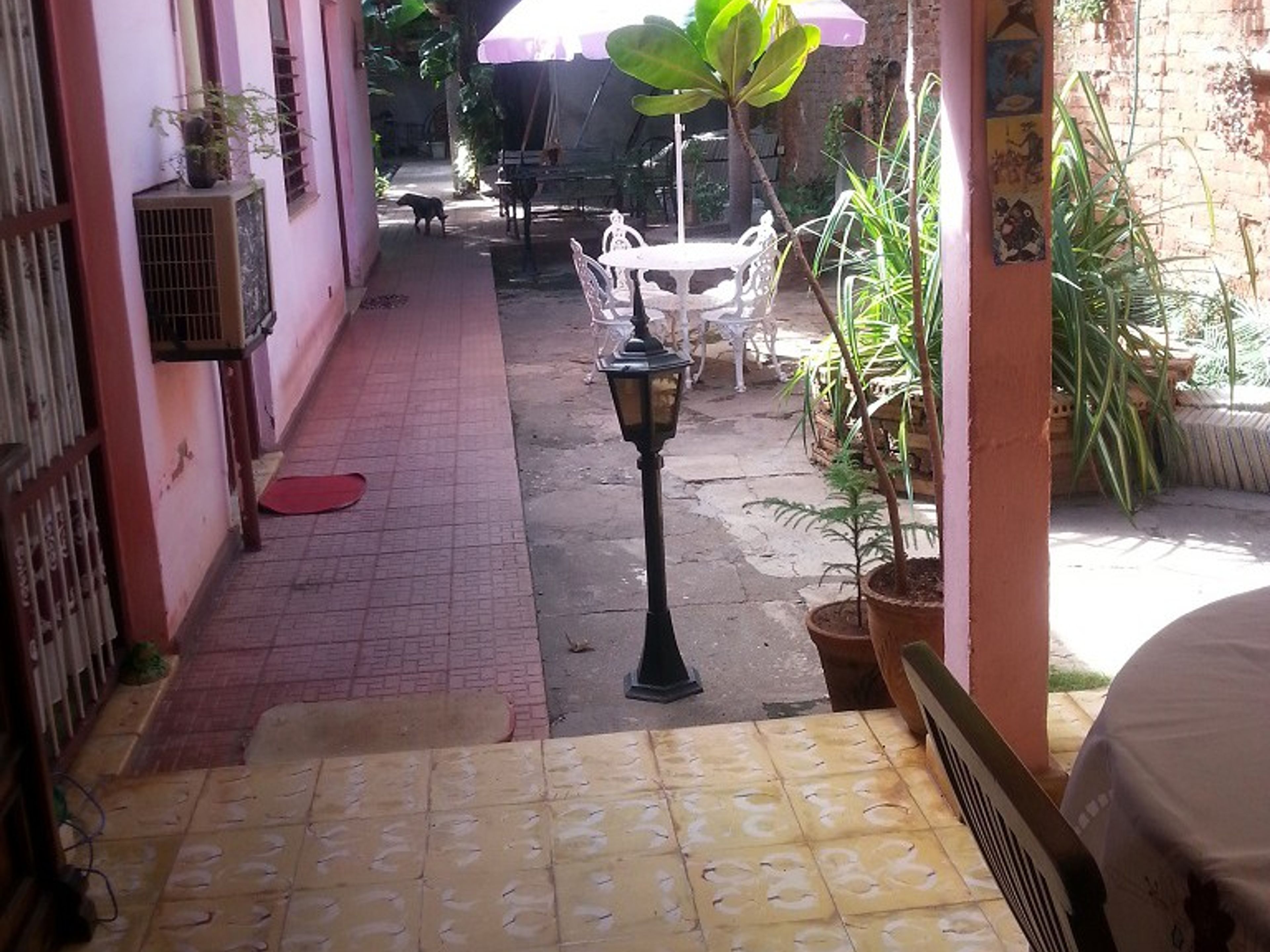 Hostal La Sensación, FRANK PÁIS, No. 179House's inside patio view