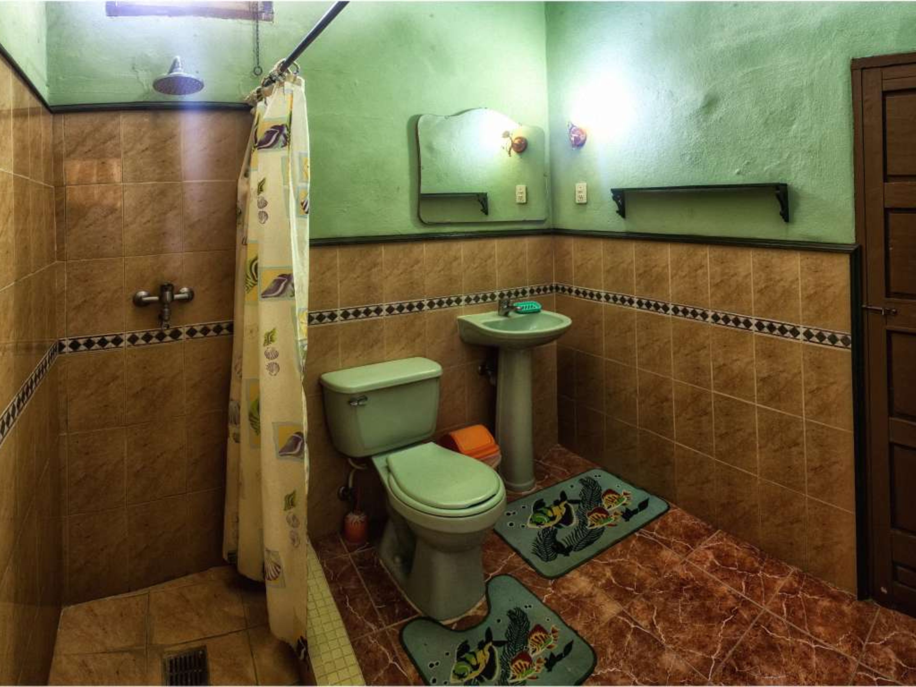 Hostal Casa Ayala, ANTONIO MACEO (Gutiérrez), No. 526Bathroom view