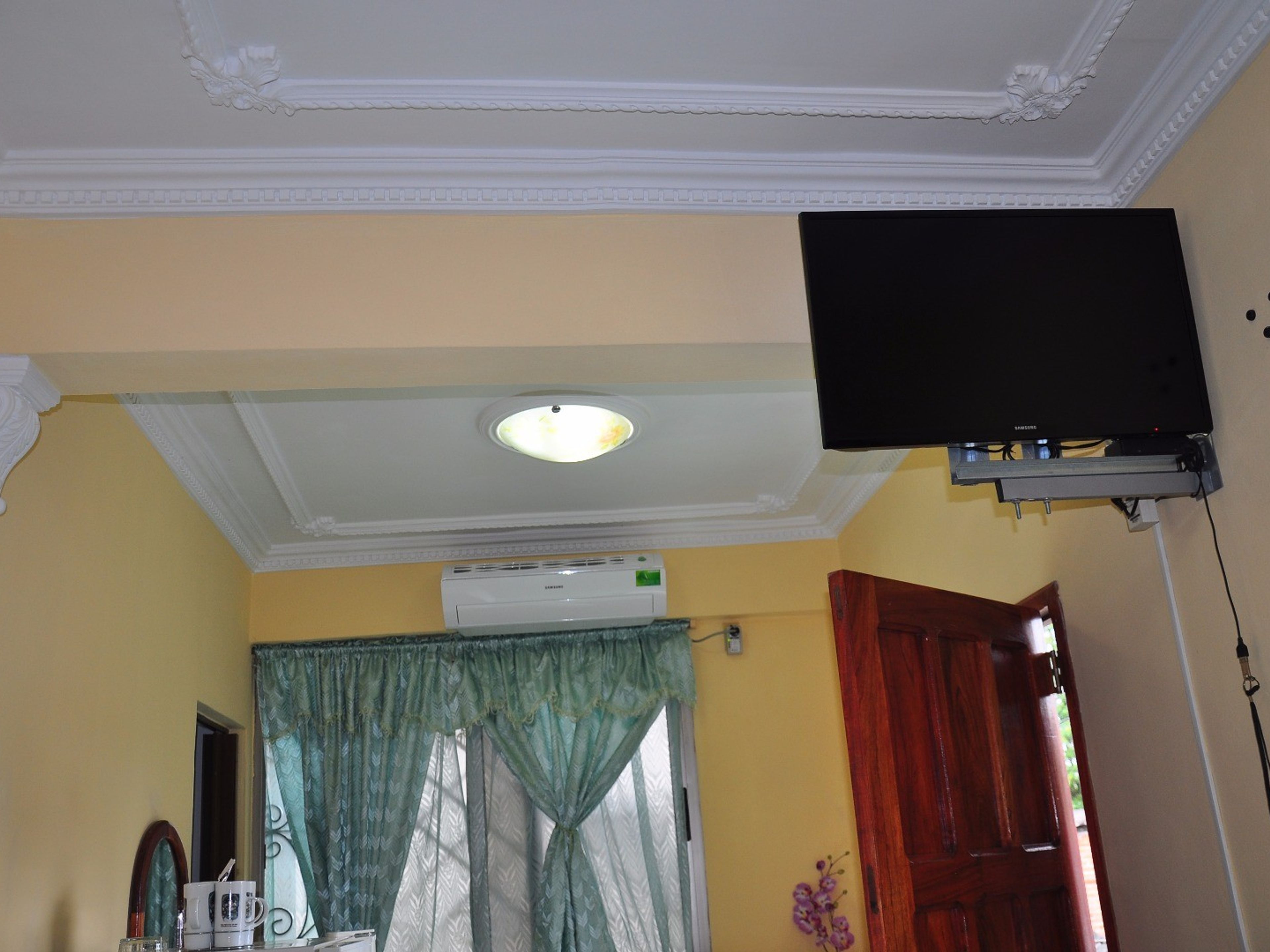 Hostal La Hiedra, LUZ CABALLERO, No. 82House's details