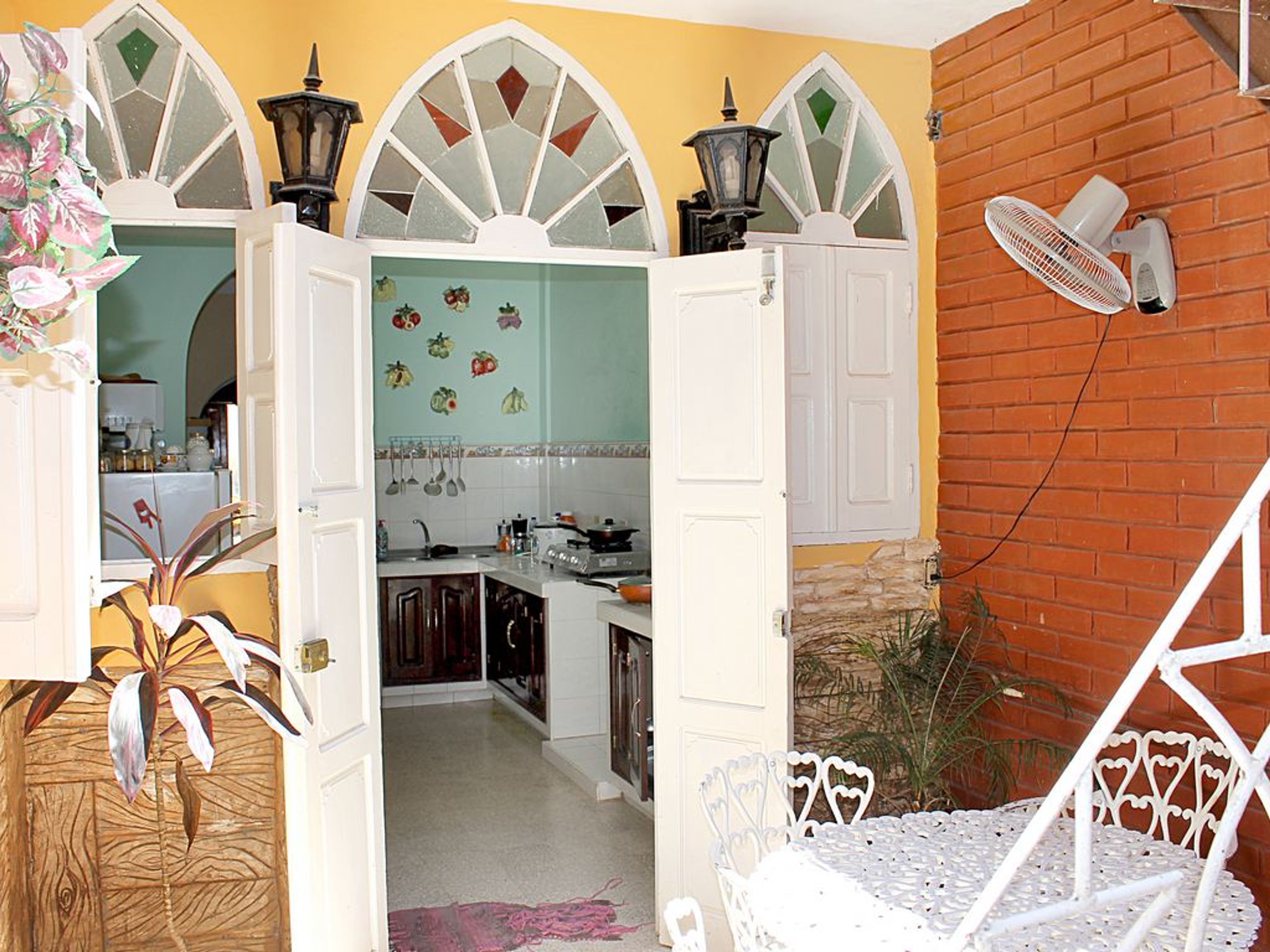 Hostal El Lirio, ABEL SANTAMARÍA (Lirio Blanco), No.171House's patio and kitchen view