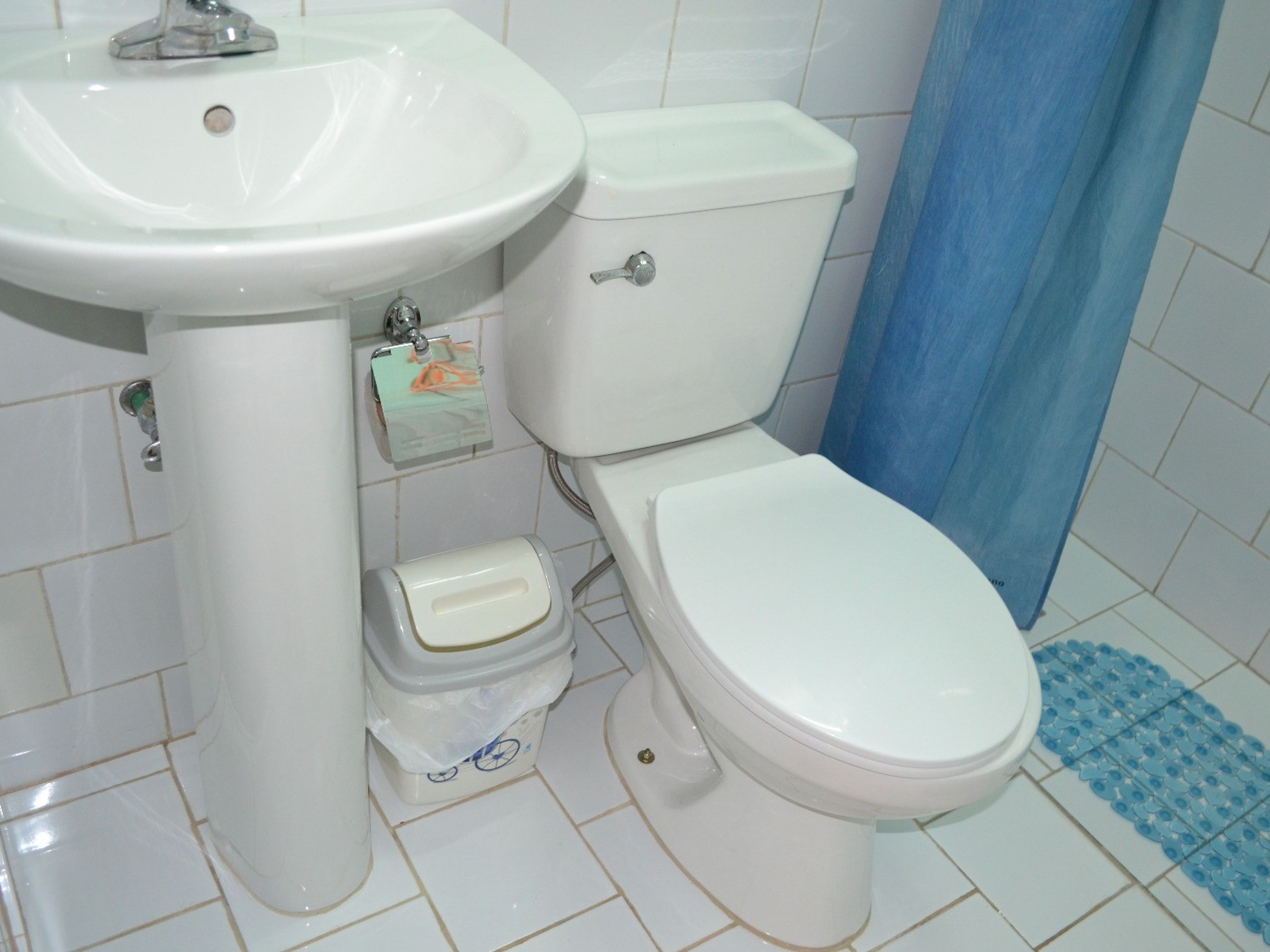 Hostal Guevara Prado, CALLE 14, No. 315Bathroom's view