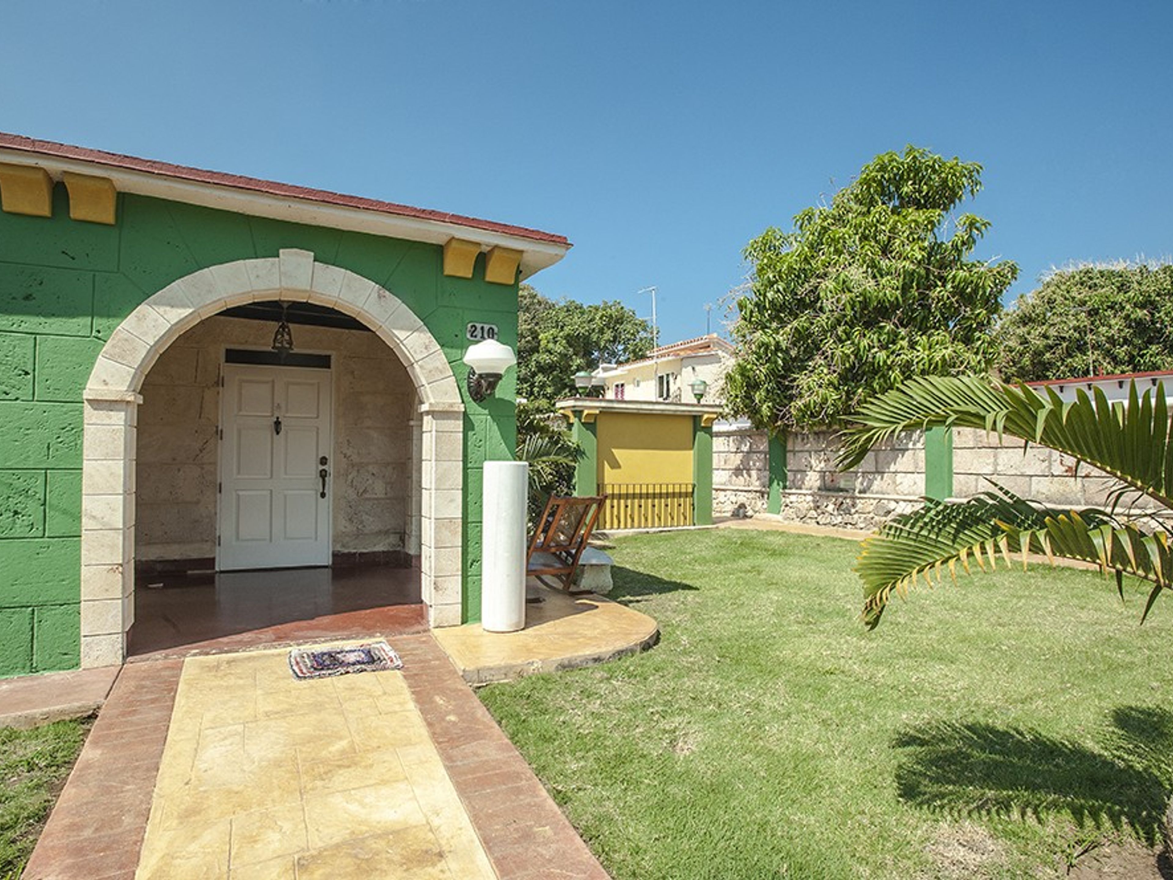 Hostal Daisy's, CALLE 58, No. 2010Panoramic house and garden view