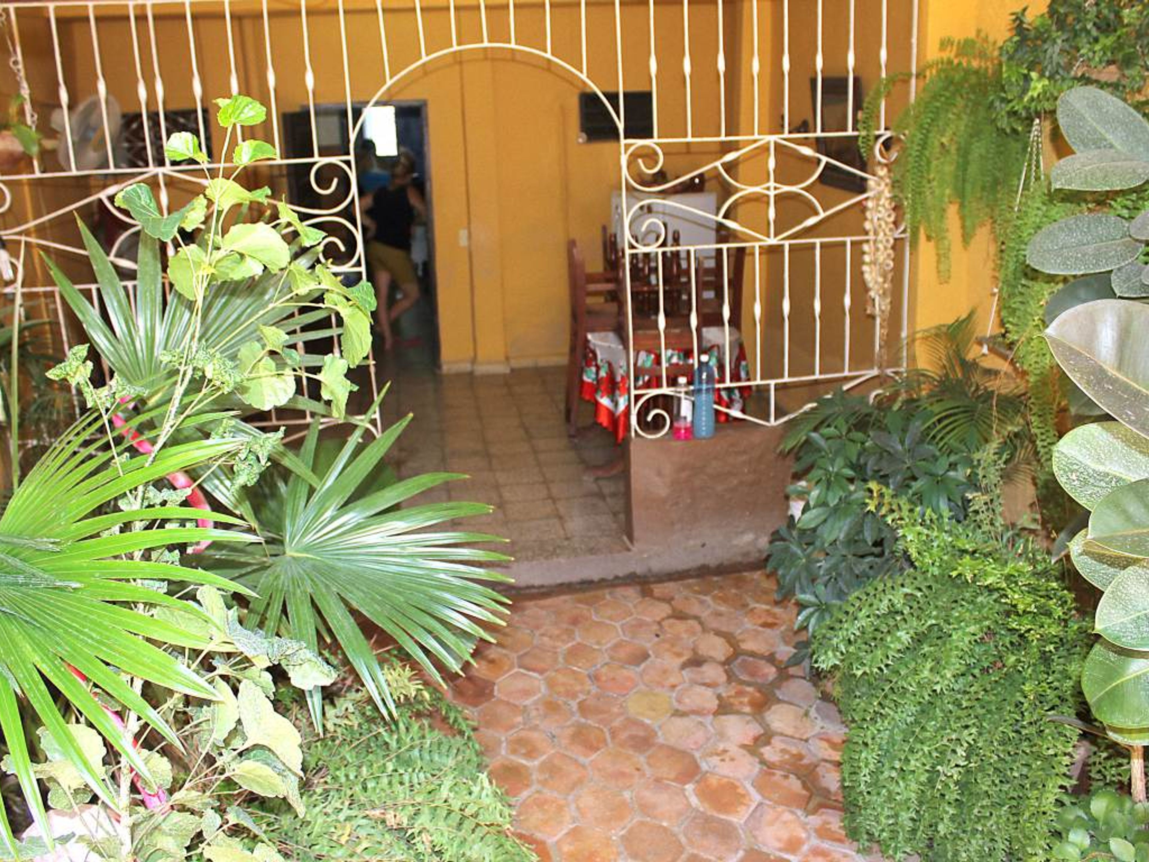 Hostal Los Relojes, MEDIA LUNA (Ernesto Valdés Muñoz), No. 17House's inside patio view