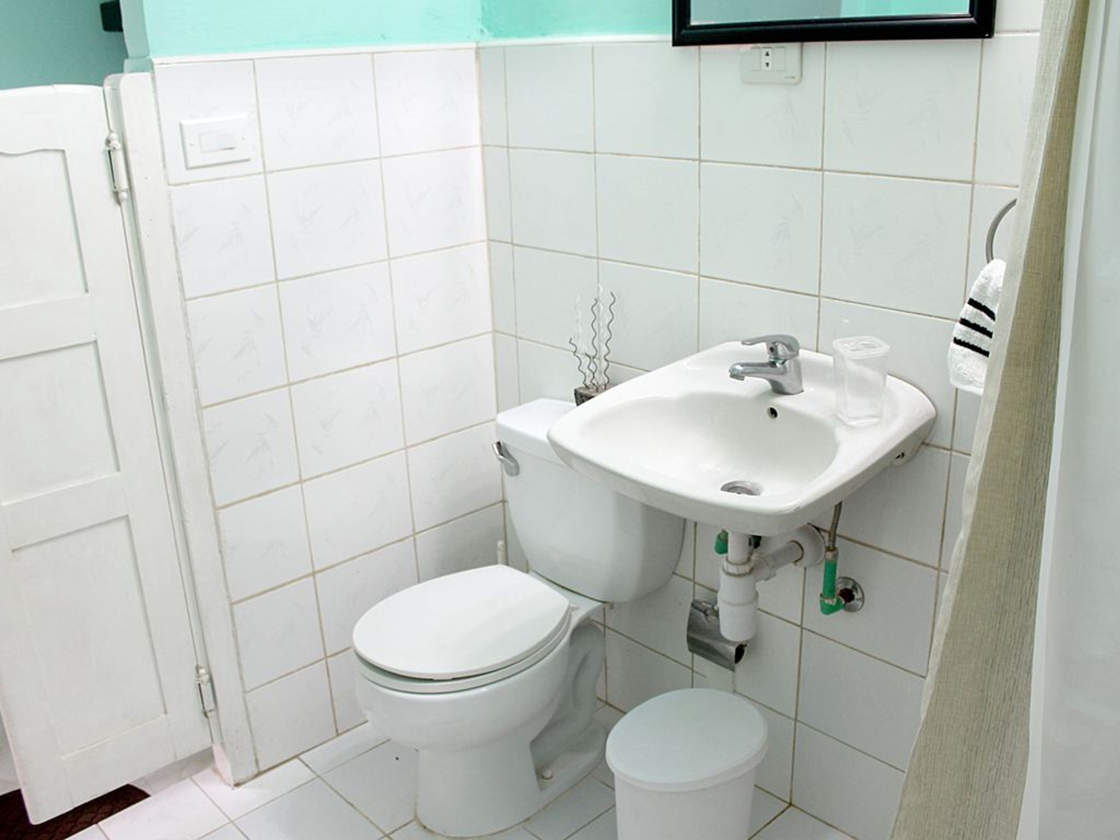 Hostal Flamingo, PEDRO ZERQUERA (Callejón del Aguacate), No.166Bathroom's view