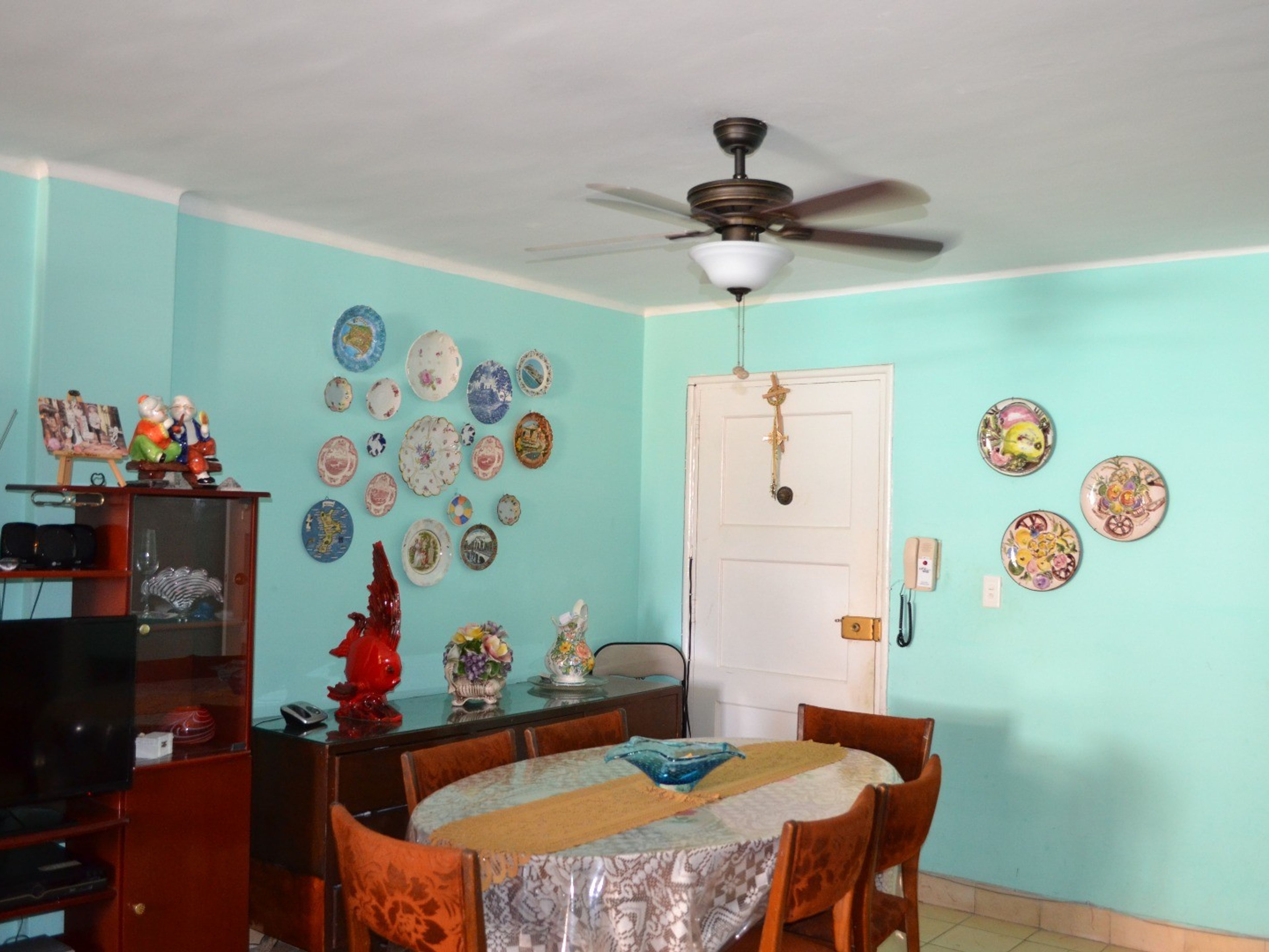 Casa Marta y Tamayo, CALZADA, No. 452Apartment's living-dinning room