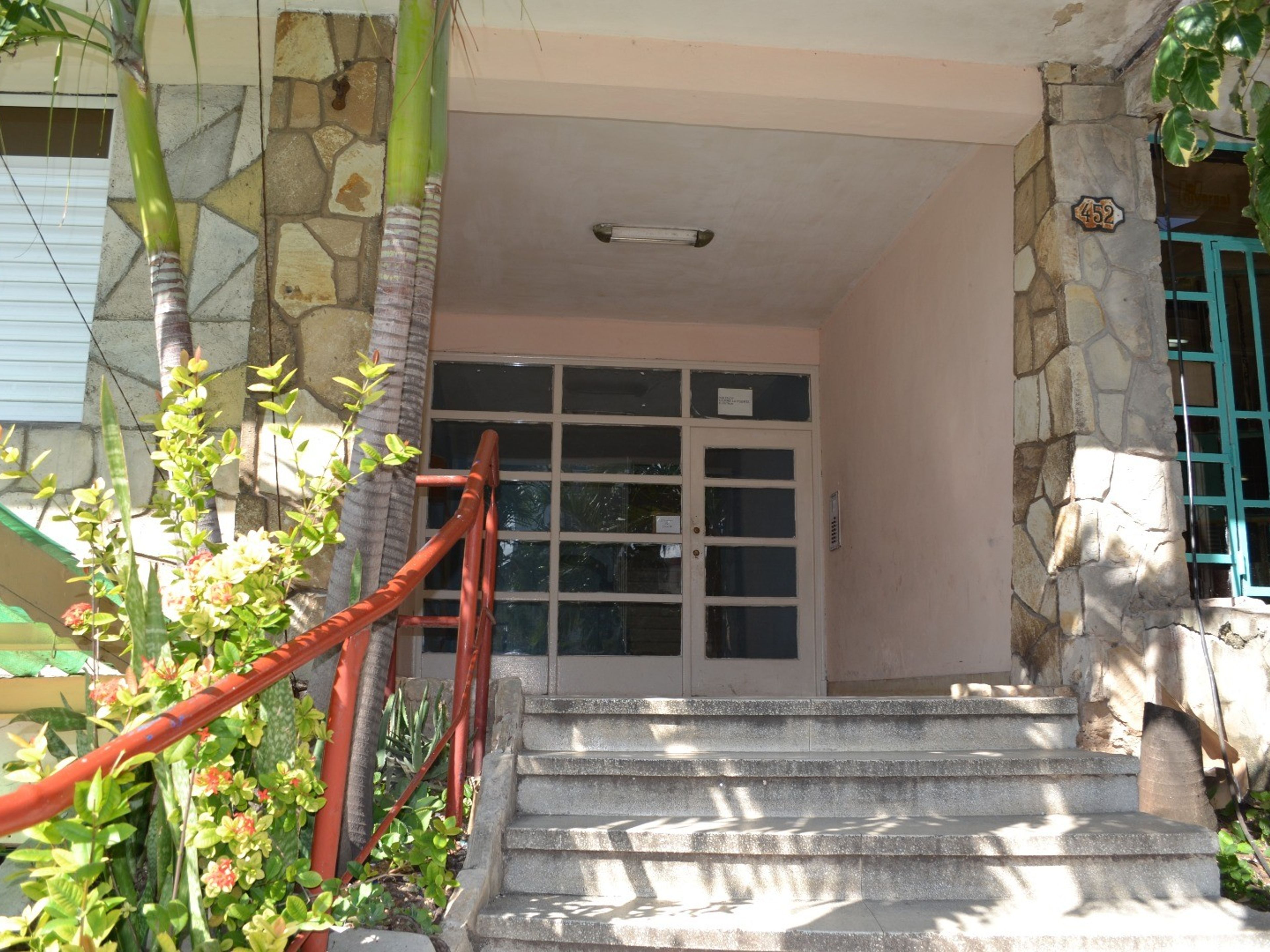 Casa Marta y Tamayo, CALZADA, No. 452Apartment entrance view