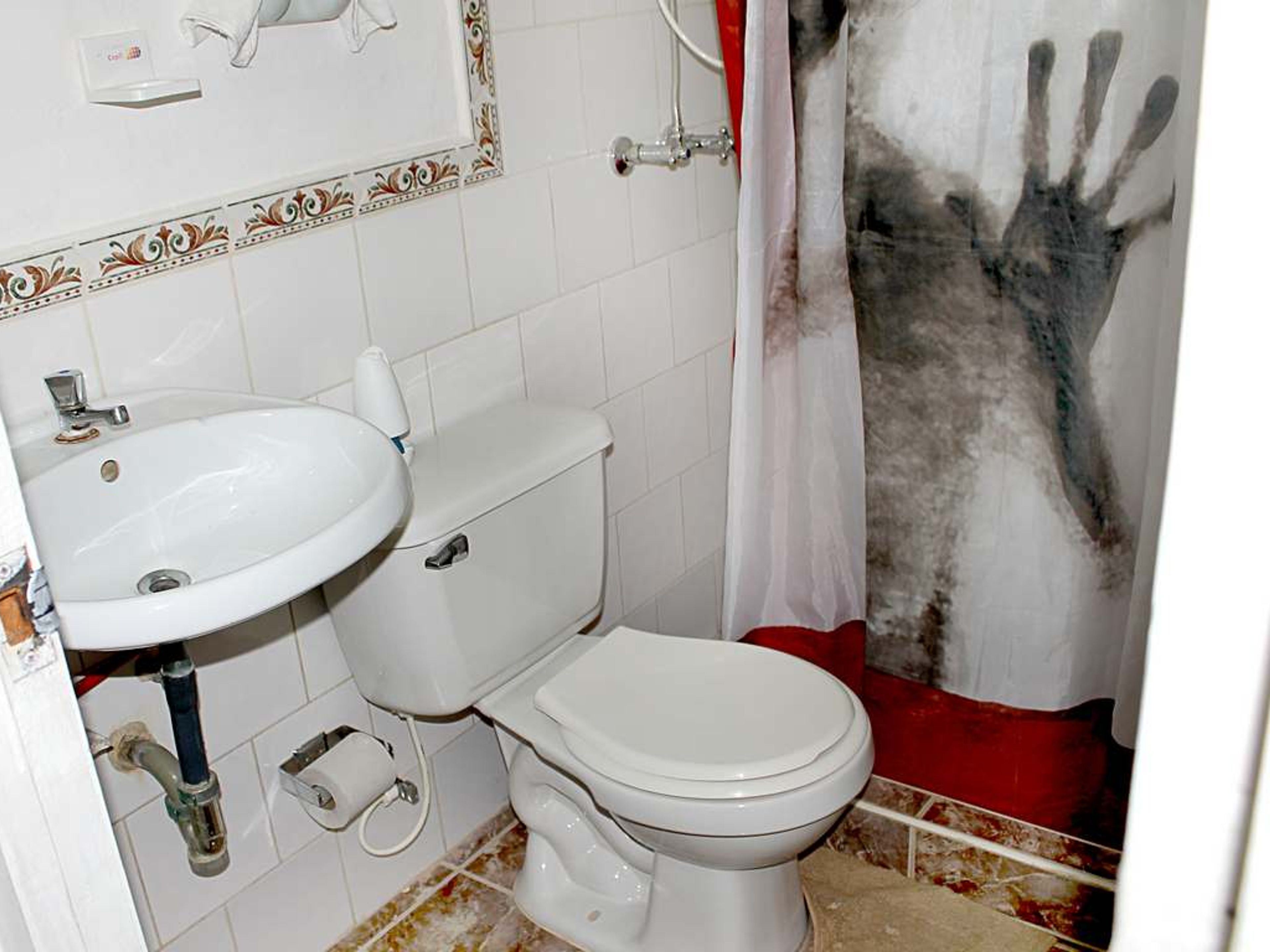 Hostal Monfemar, ANTONIO GUITERAS (Mercedes)  No. 8 - Bathroom's 1 view