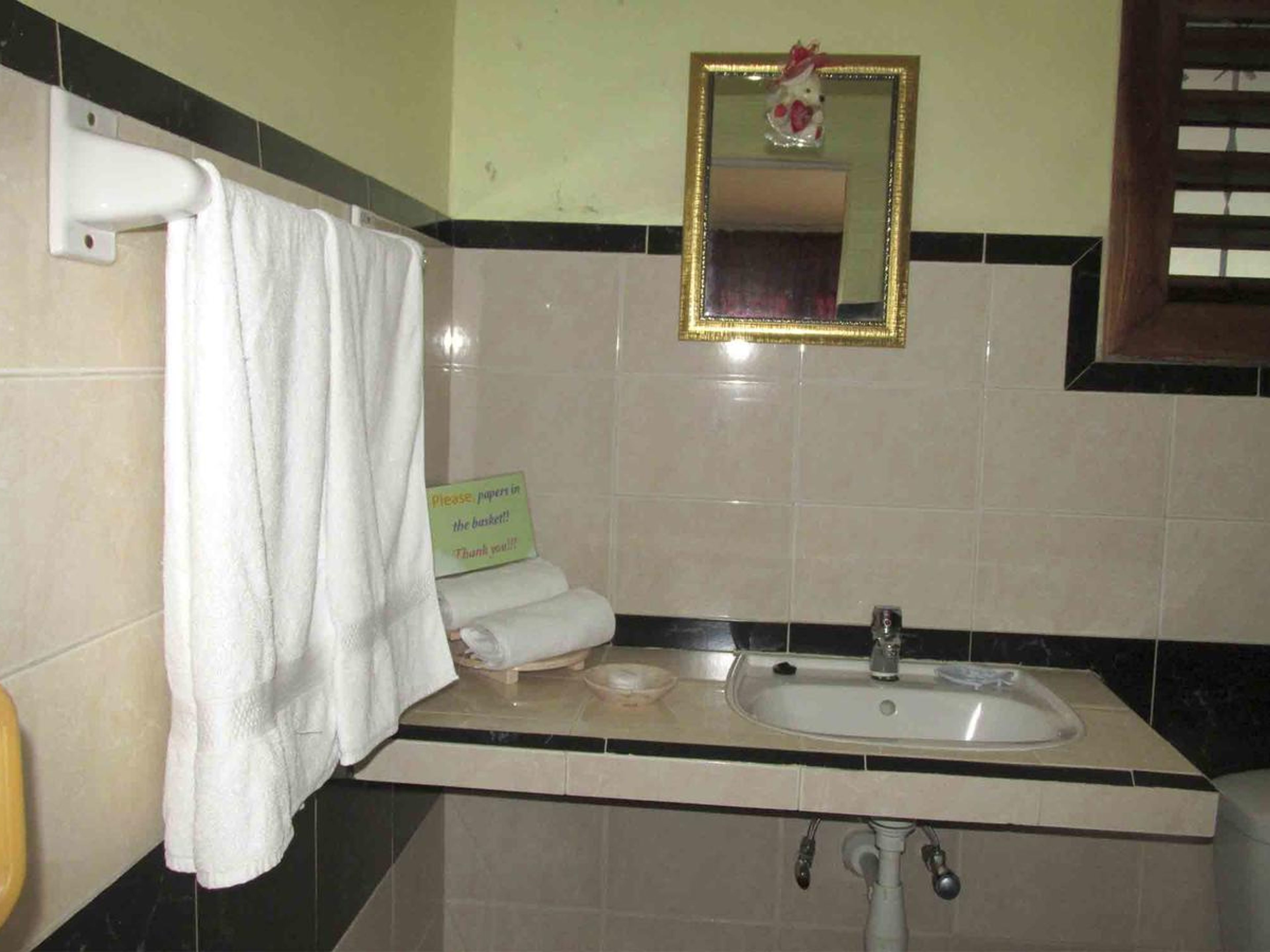 Casa La Campestre Berito y Margarita, CAMILO CIENFUEGOS, No. 60-A - Bathroom´s view