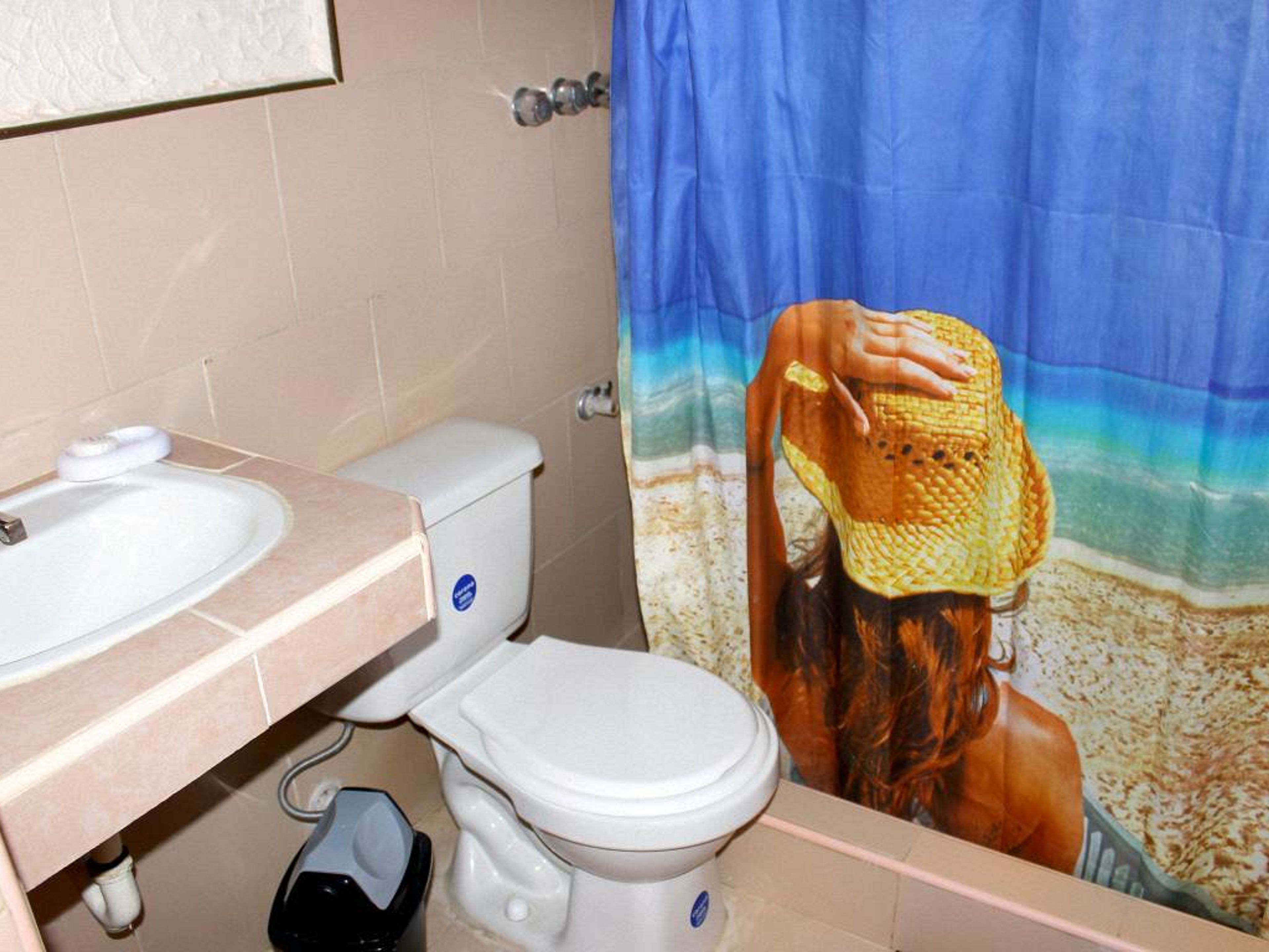 Hostal Cofiño, ANSELMO RODRÍGUEZ (Esmeralda), No. 293-A - Bathroom's view