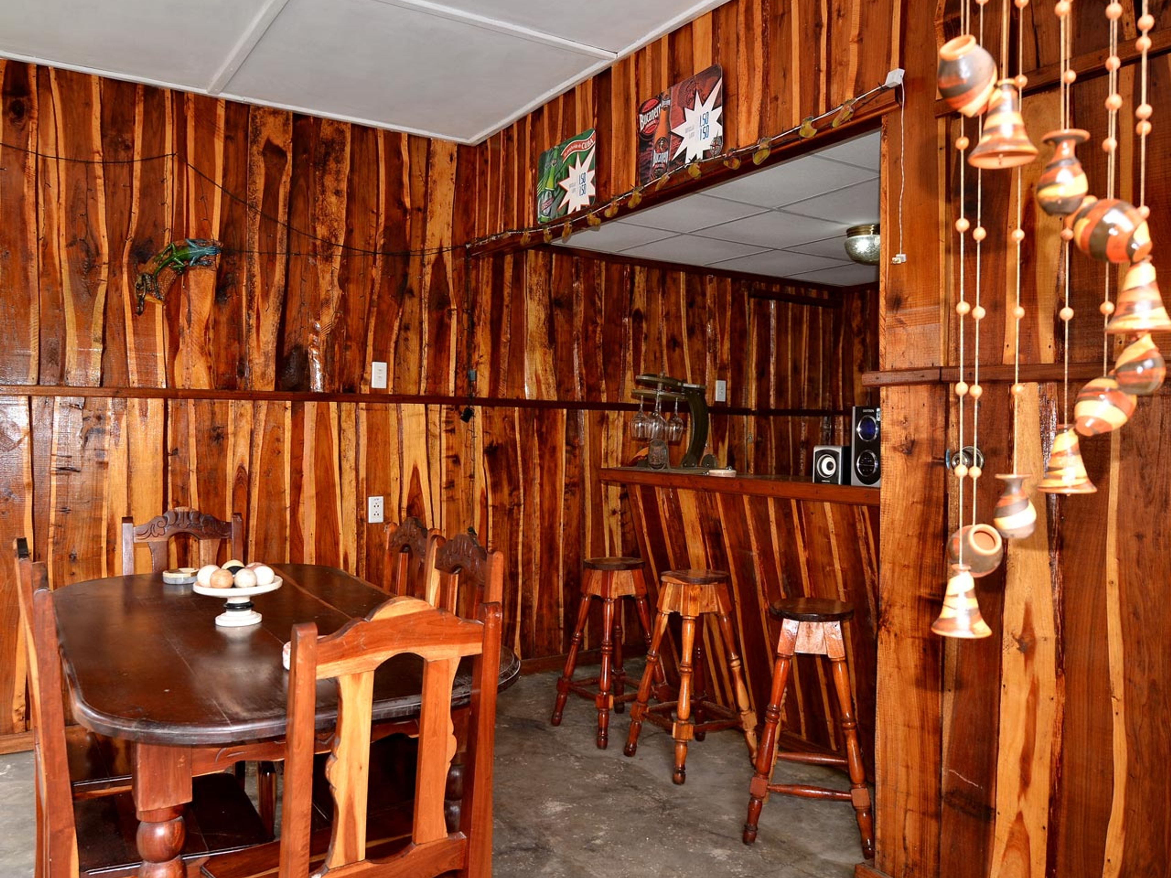 Hostal Raudelys y Pancho, PLAYA GIRÓNHouse's ranchon & bar view