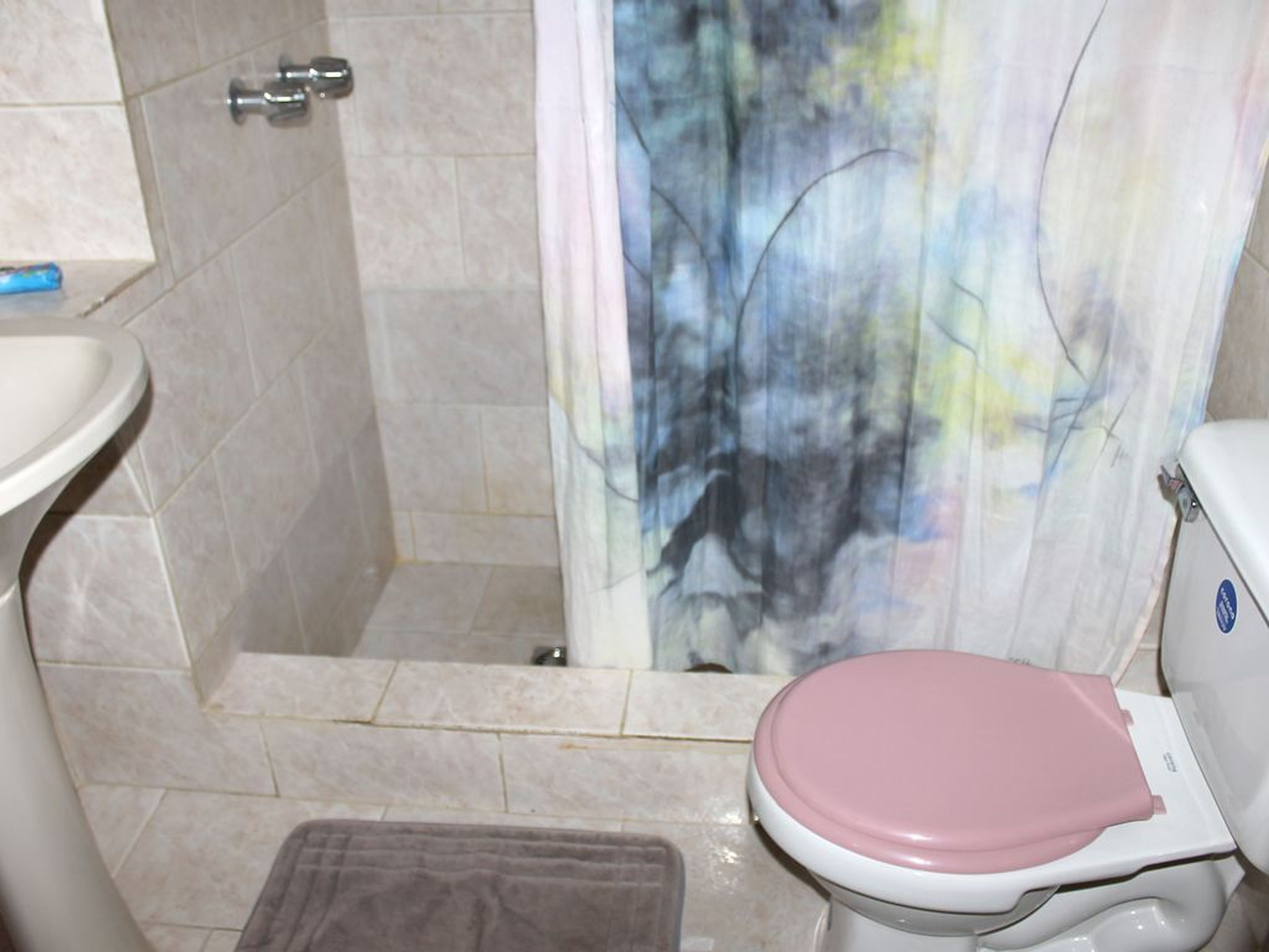 Hostal Maritza Hernández Santos (Luna Sol), FRANCISCO CADAHIA (Gracia), No.223Bathroom's view