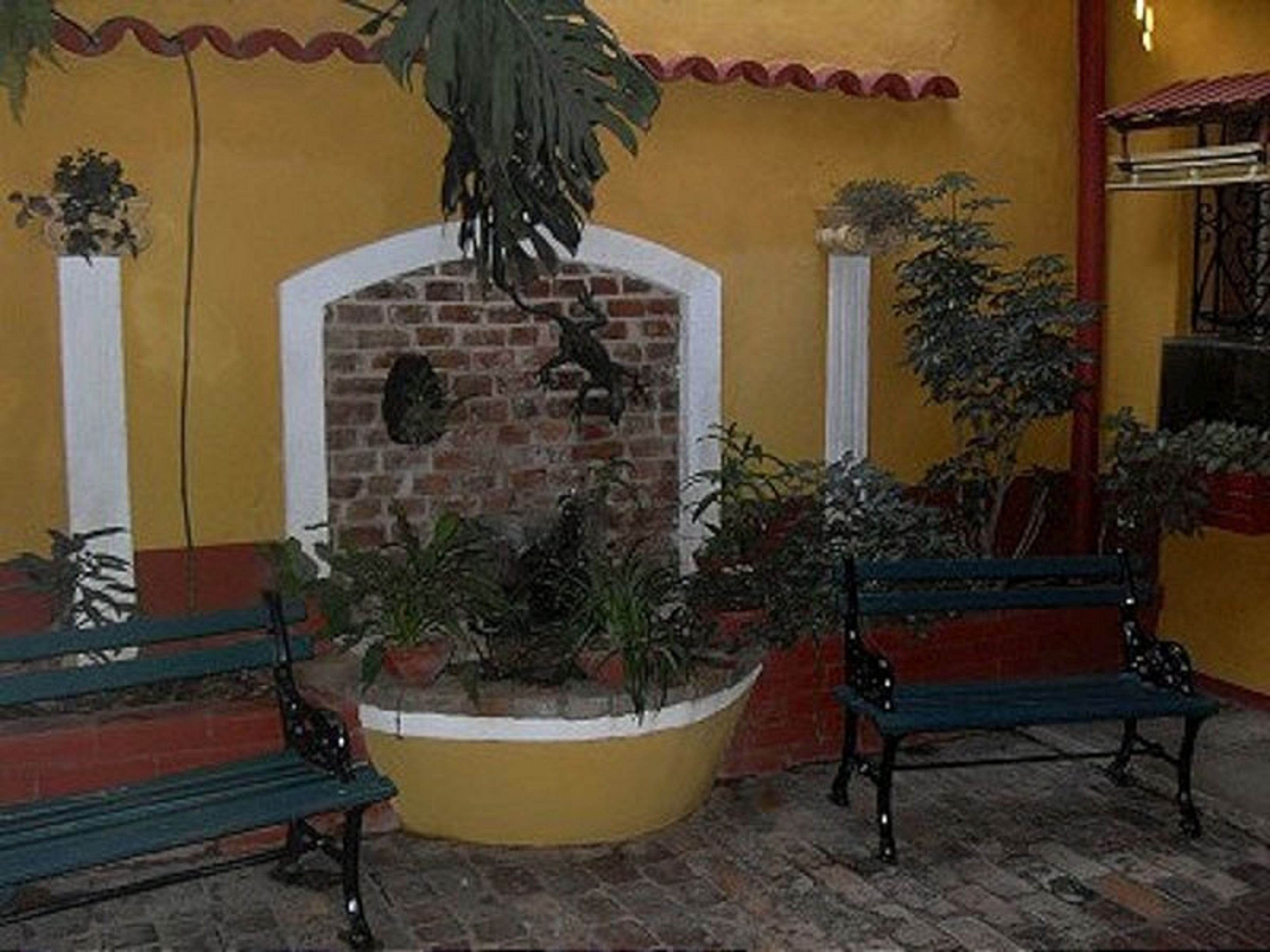 Hostal Colonial Las Margaritas, CLEMENTE PEREIRA (Cruz Verde), No. 53House's inside patio view