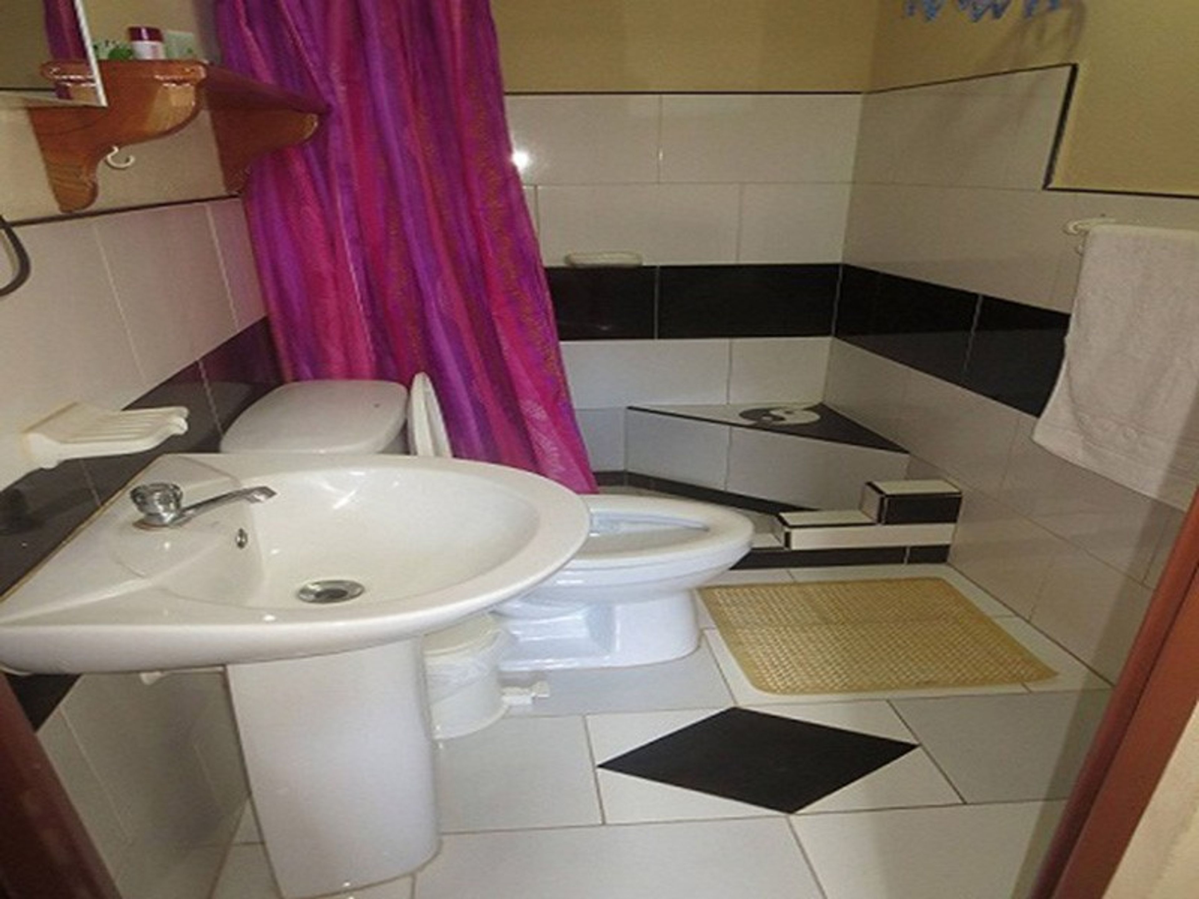Hostal Casita B & B, CÉSPEDES, No. 69 - Bathroom's view