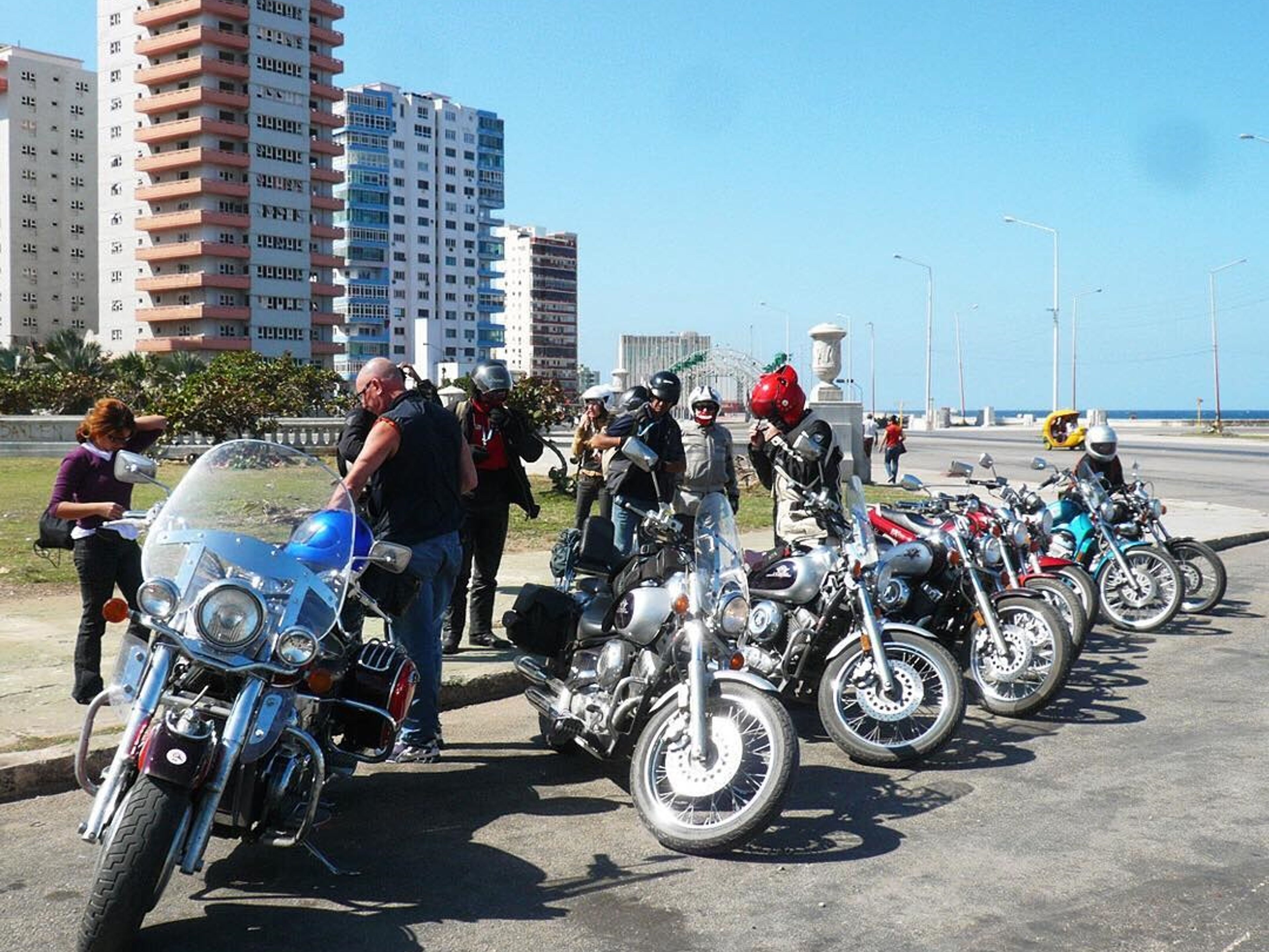 PANORAMIC MOTORCYCLE TOUR OF HAVANA + LUNCH