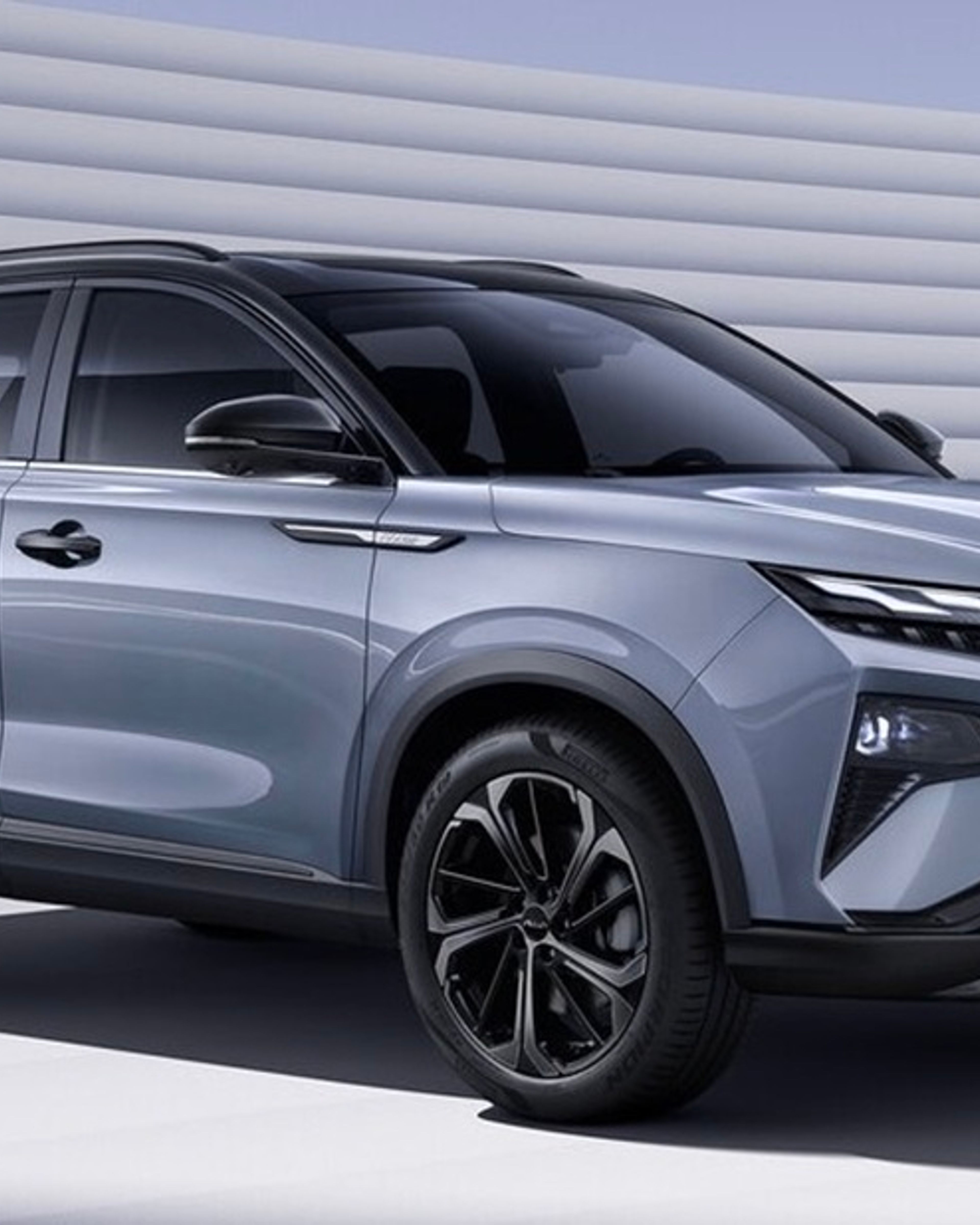 DONGFENG HUGE HIBRID angular front exterior view