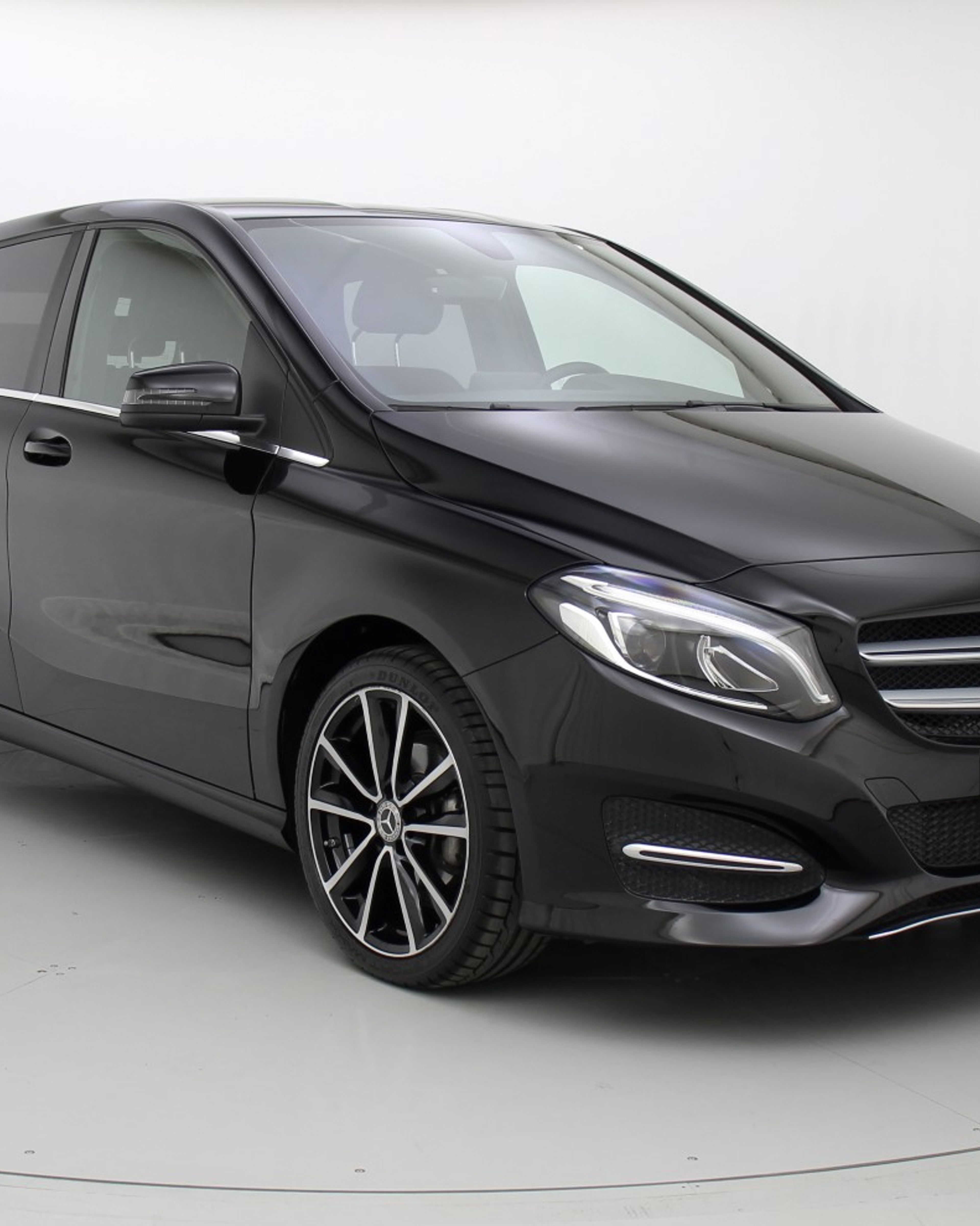 MERCEDES-BENZ B 180 angular front exterior view