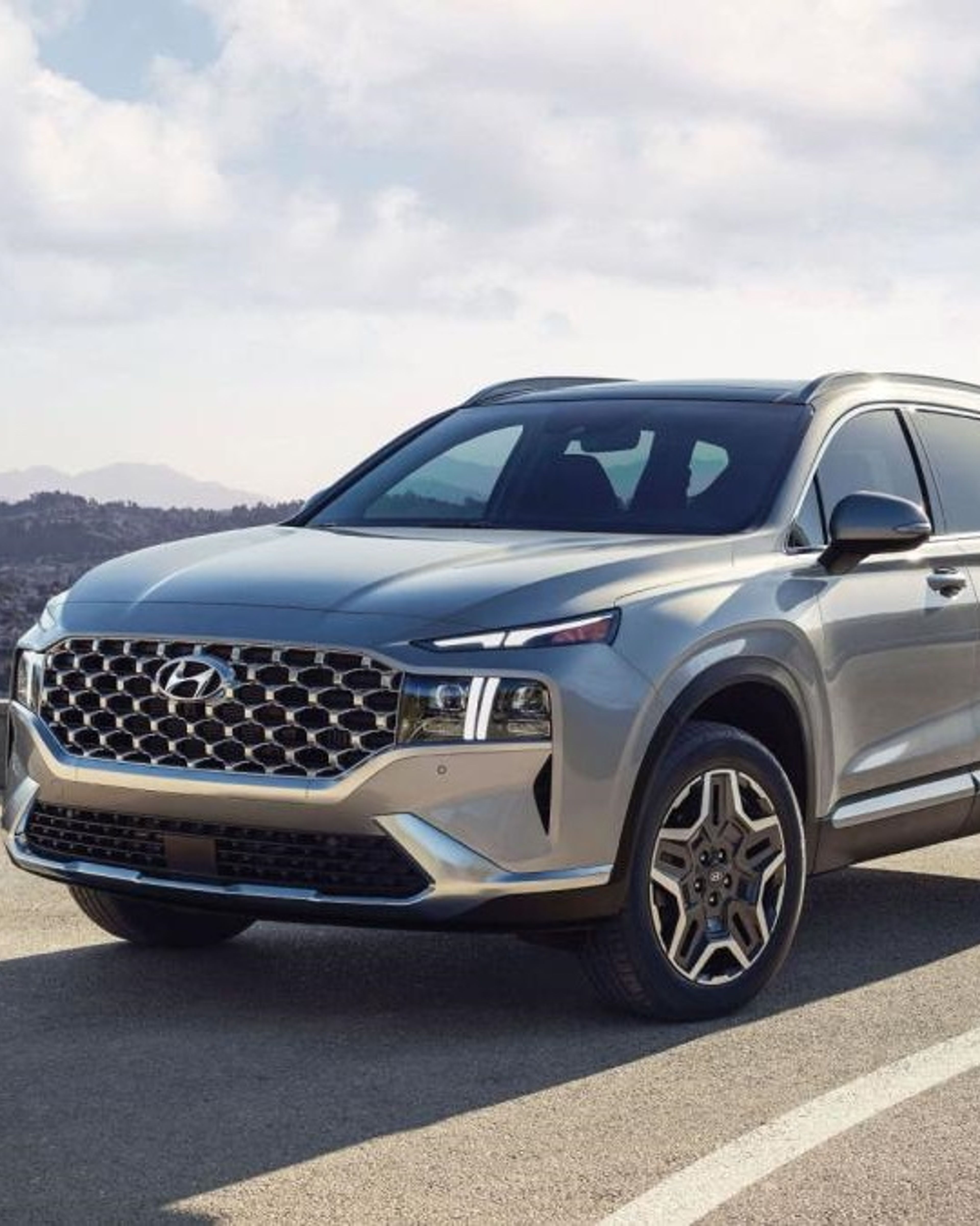 HYUNDAI SANTA FE angular front exterior view