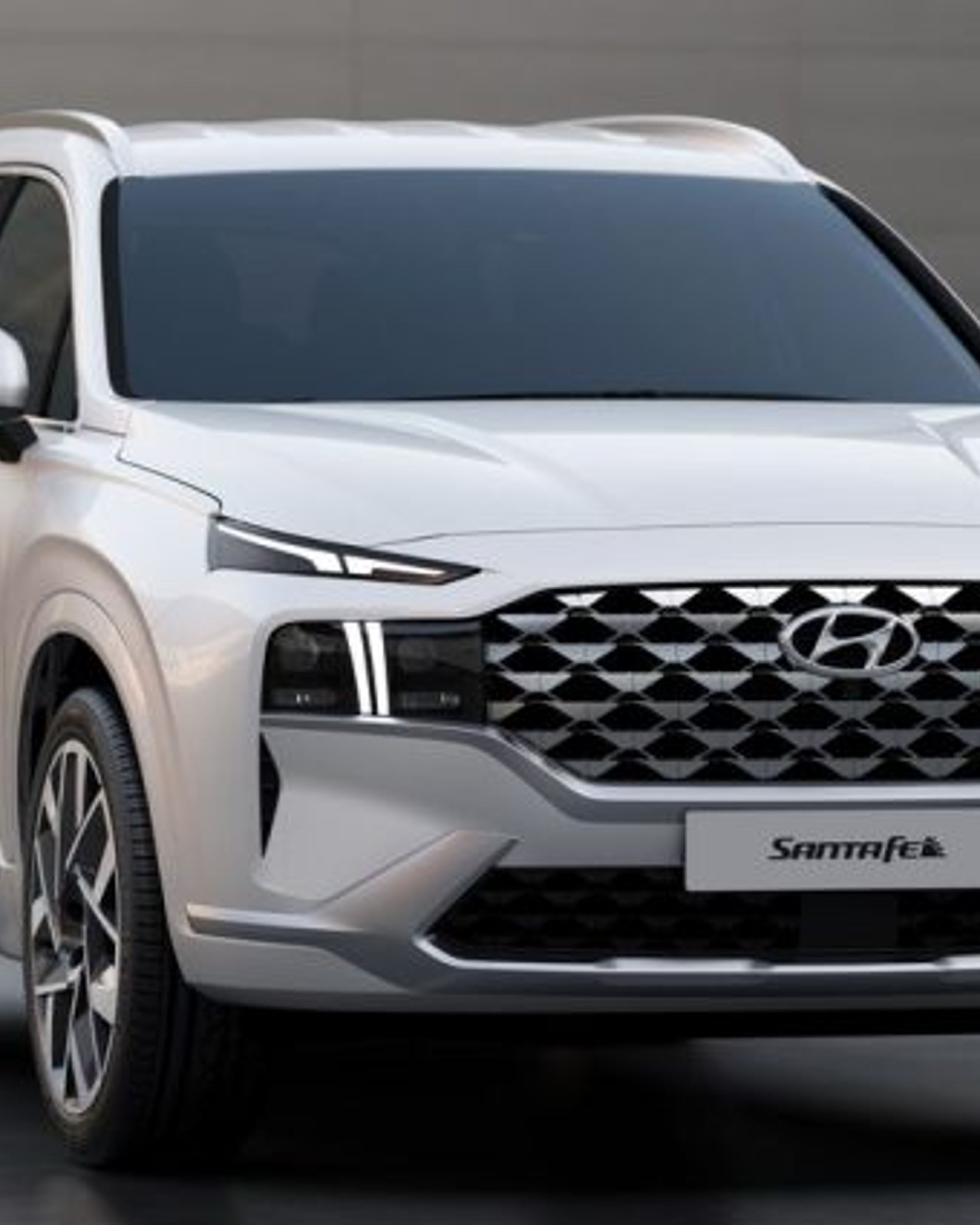 HYUNDAI SANTA FE angular front exterior view