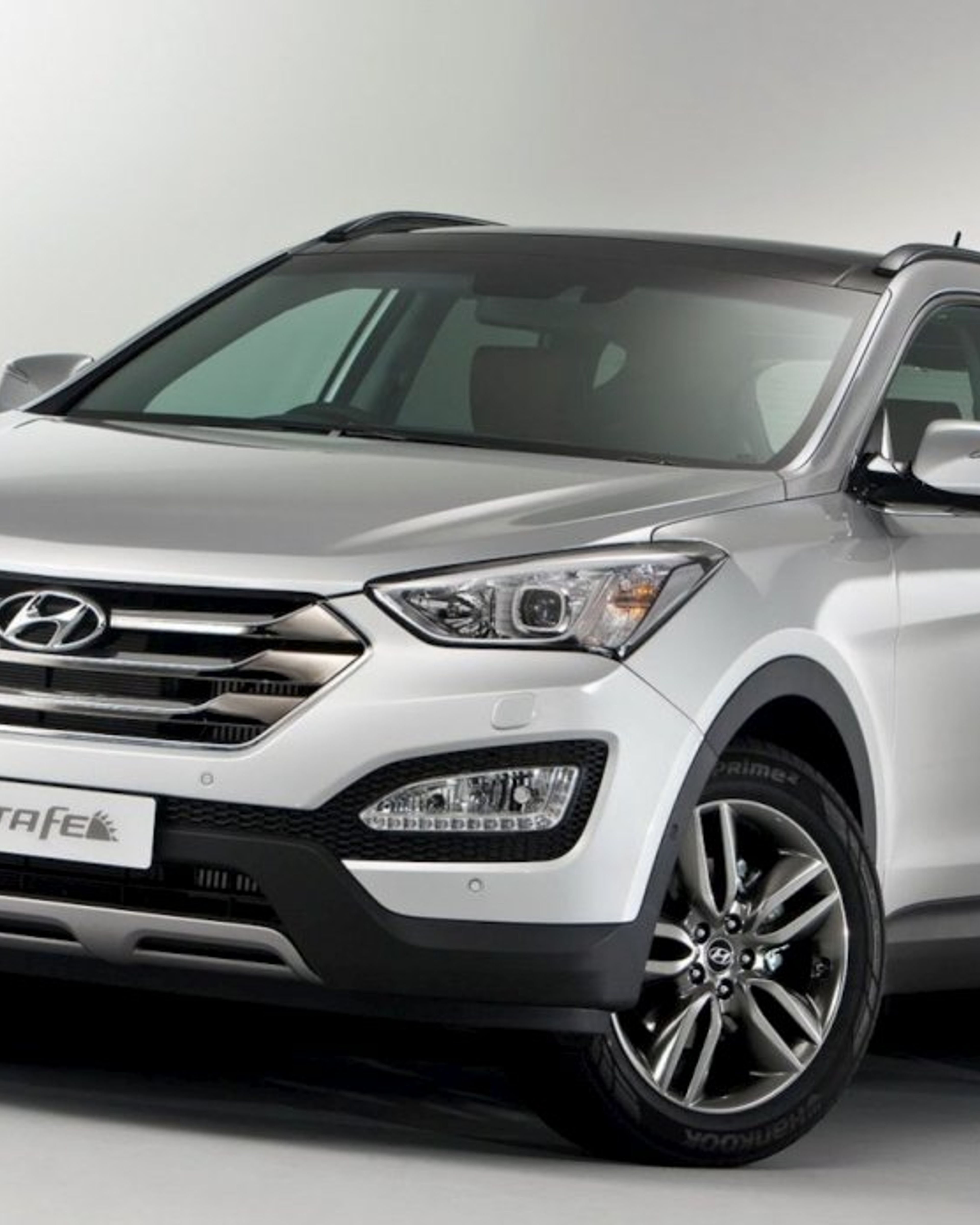 HYUNDAI SANTA FE angular front exterior view