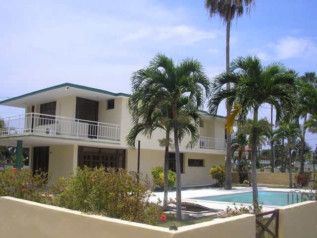 CASA NA PRAIA (2 Quartos com banho privativo)