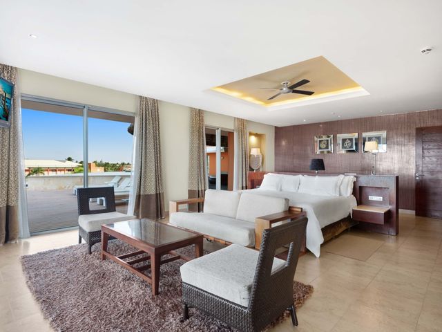 Hомер PRESIDENTIAL SUITE OCEAN FRONT.